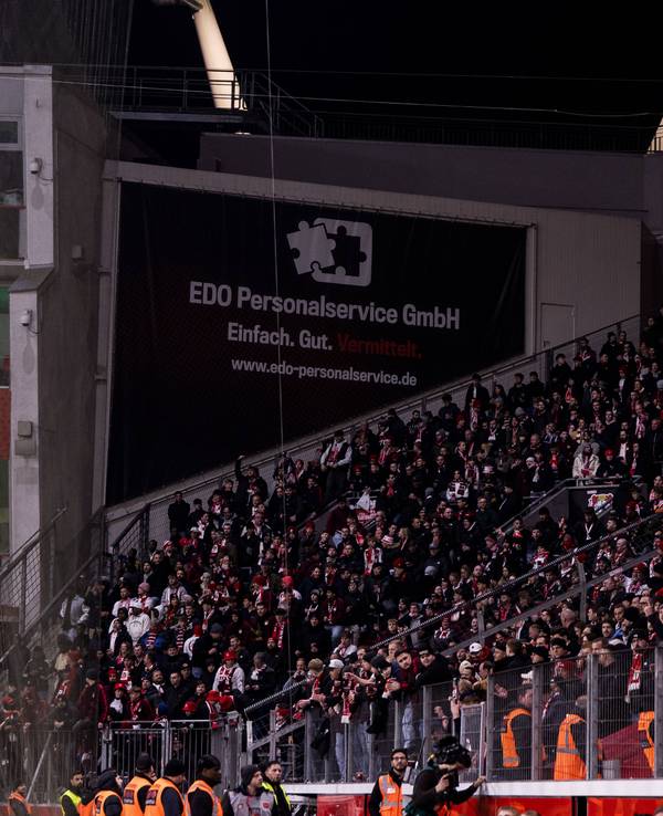 Der FC-Block in der BayArena ohne Zaunfahnen.