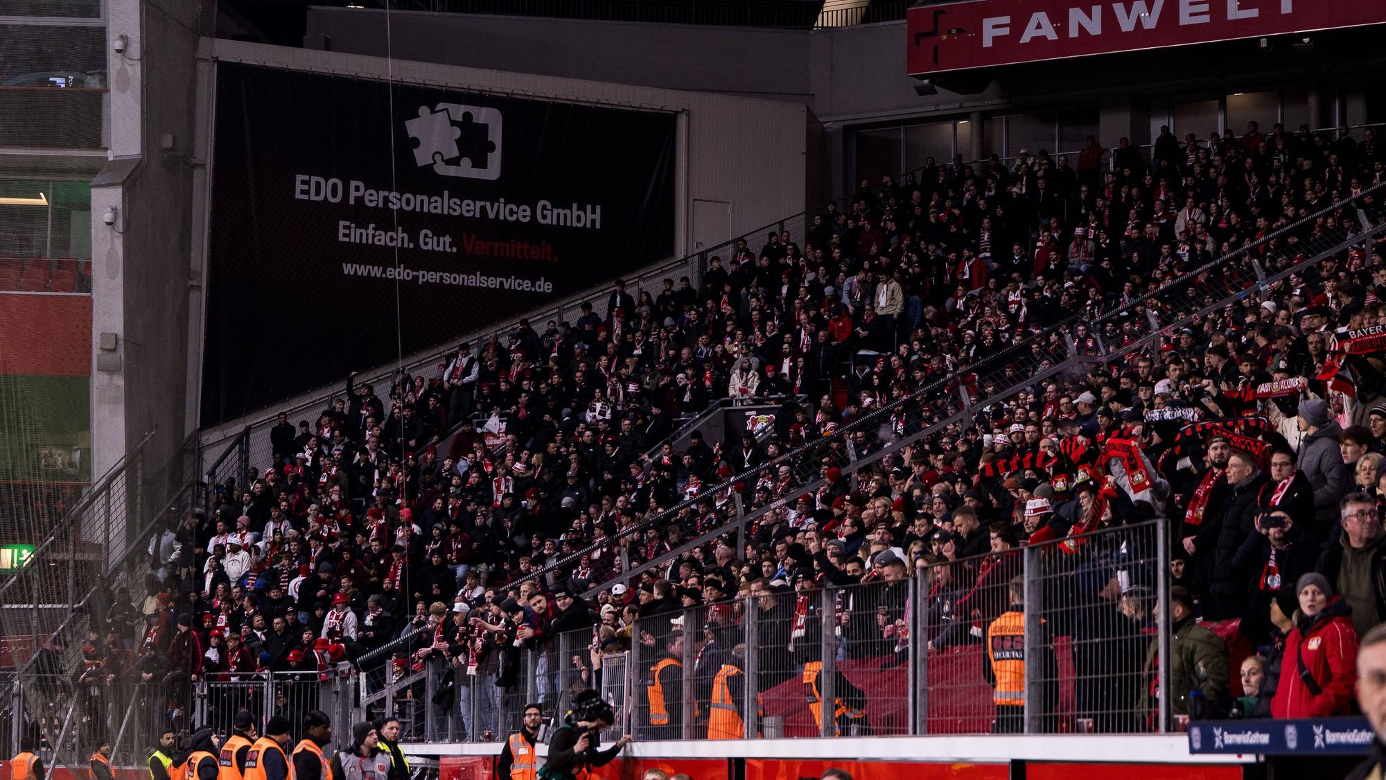 Der FC-Block in der BayArena ohne Zaunfahnen.