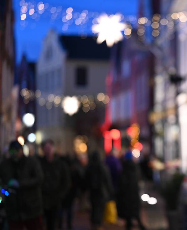 Nach Zeugenhinweisen auf einen Mann mit mutmaßlicher Langwaffe in Südniedersachsen räumt die Polizei den Weihnachtsmarkt in Duderstadt. Das Archivbild zeigt einen Markt in Leer.