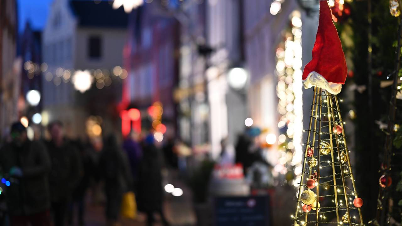 Nach Zeugenhinweisen auf einen Mann mit mutmaßlicher Langwaffe in Südniedersachsen räumt die Polizei den Weihnachtsmarkt in Duderstadt. Das Archivbild zeigt einen Markt in Leer.