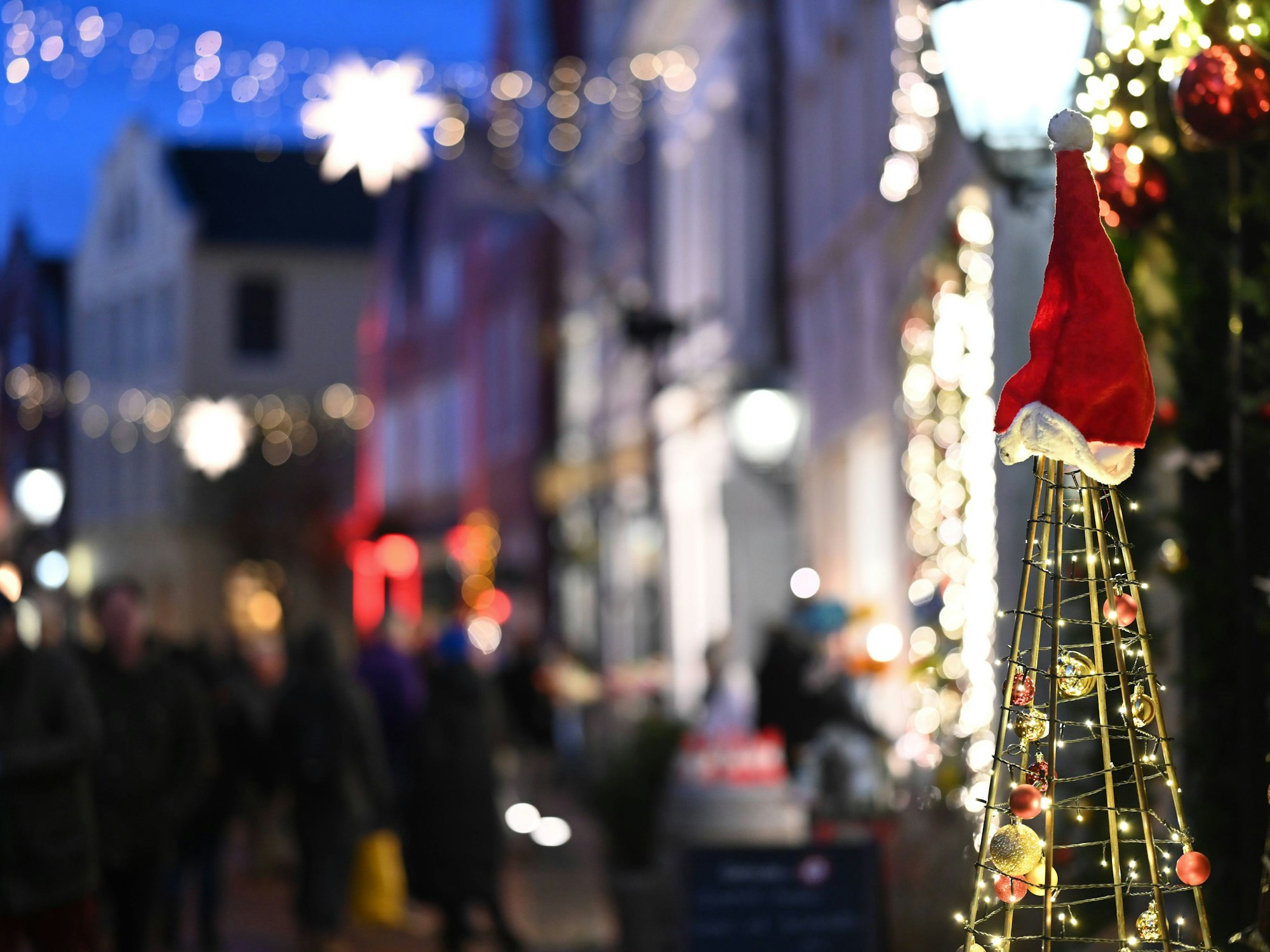 Nach Zeugenhinweisen auf einen Mann mit mutmaßlicher Langwaffe in Südniedersachsen räumt die Polizei den Weihnachtsmarkt in Duderstadt. Das Archivbild zeigt einen Markt in Leer.