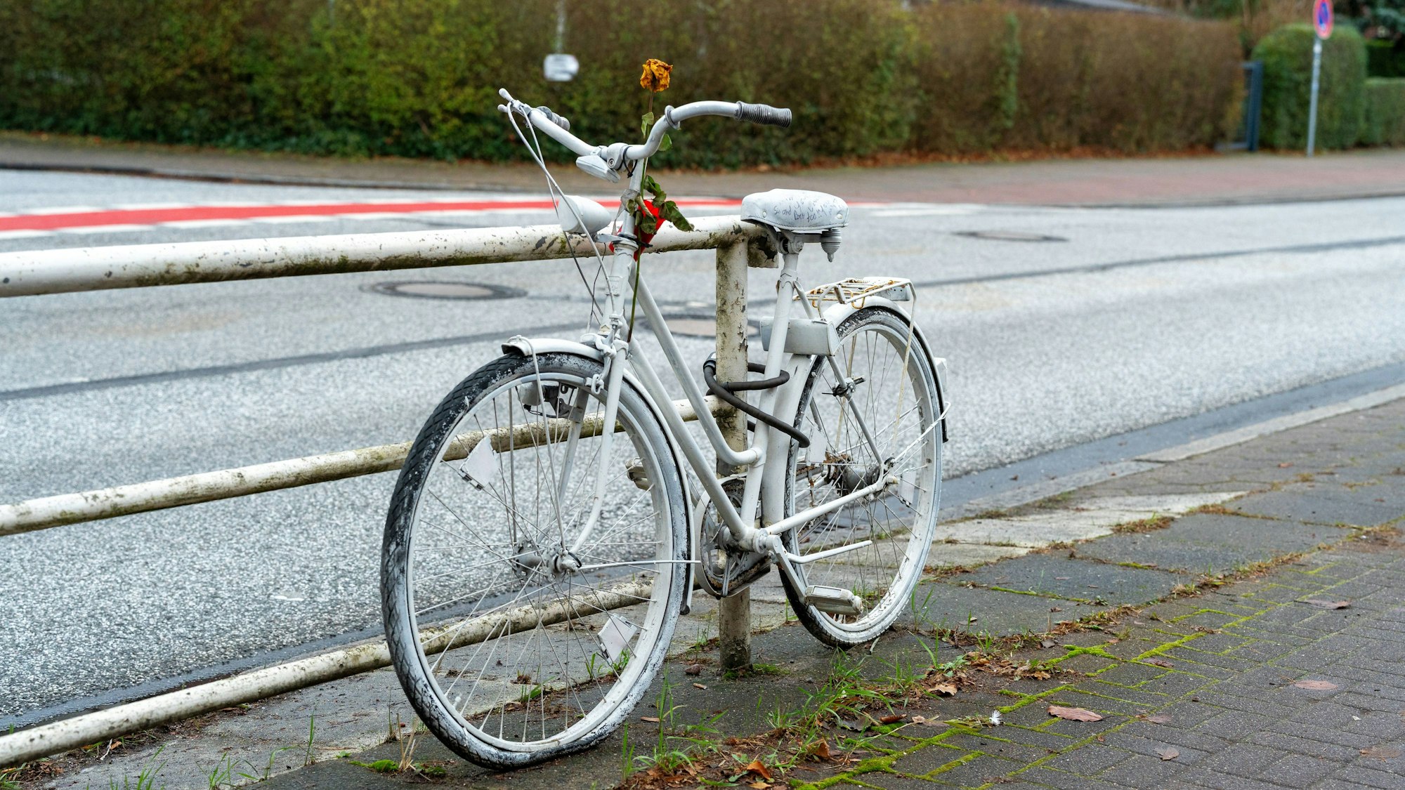 Ghostbike an der Straße als Mahnmal für Radfahrer