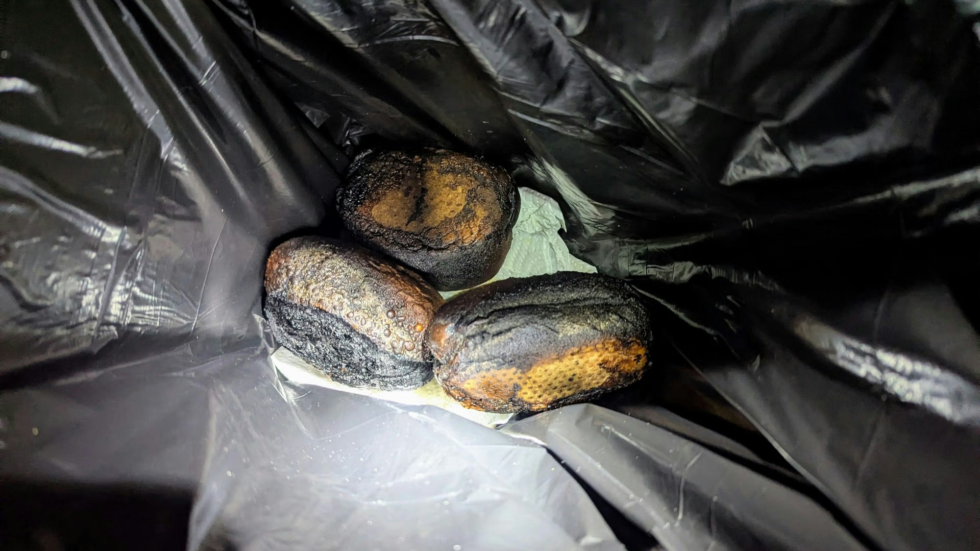 So sahen die Brötchen nach dem Feuerwehr-Einsatz in Bedburg-Hau aus.