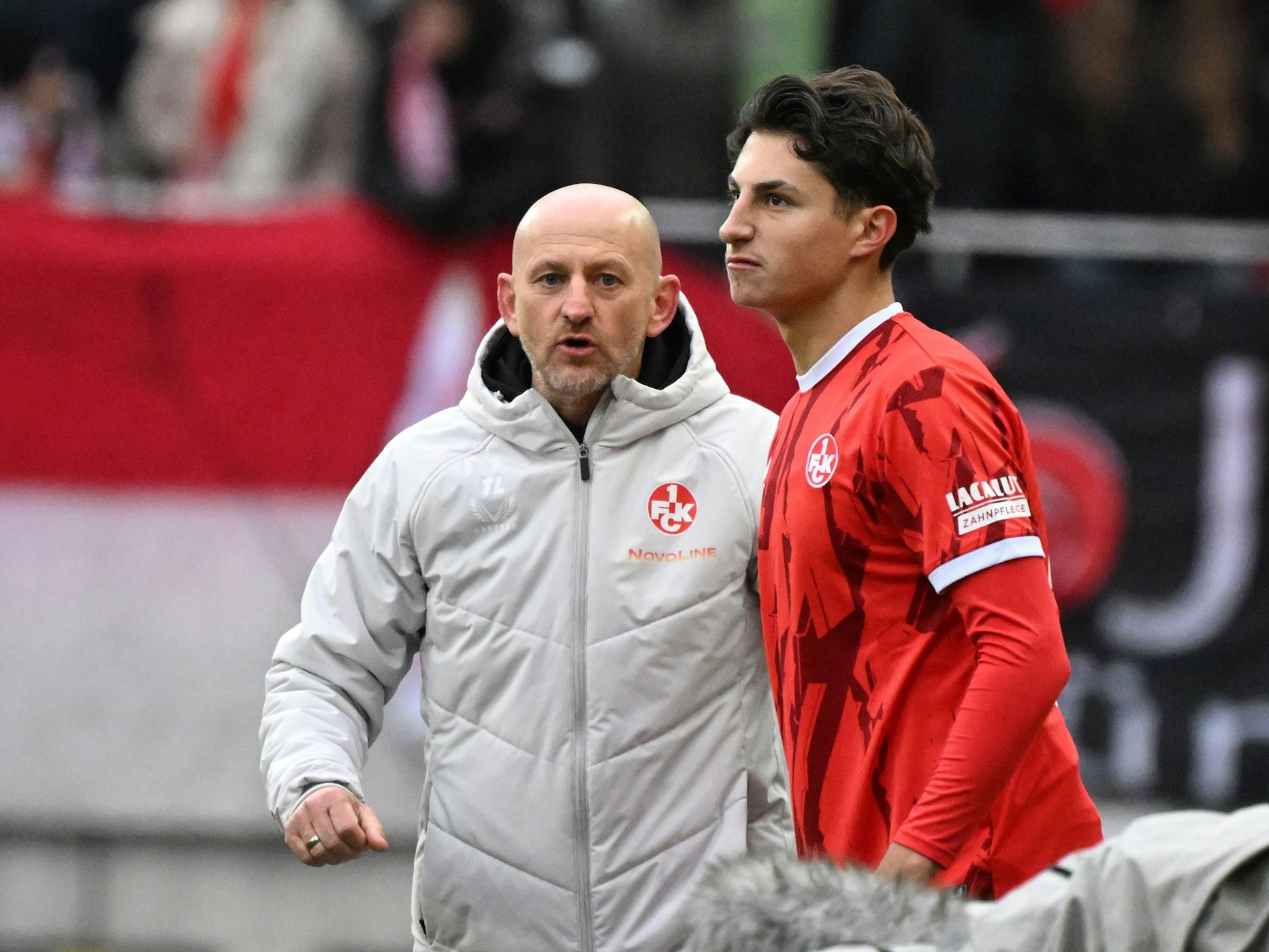 Dion Hofmeister vom 1. FC Kaiserslautern vor seiner Einwechslung neben Trainer Torsten Lieberknecht.