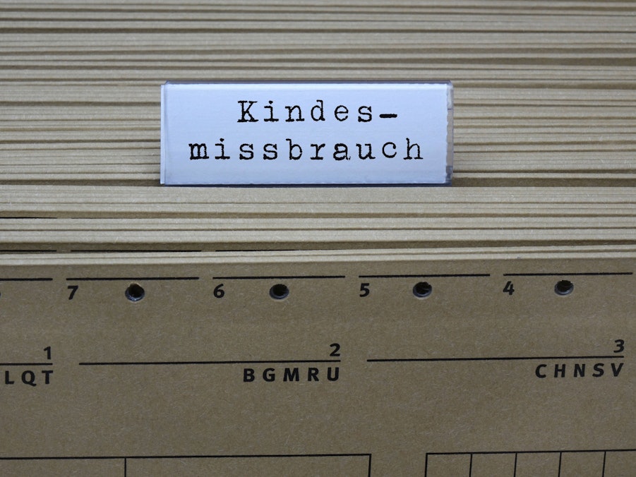 Schriftzug Kindesmissbrauch auf Hängeregister