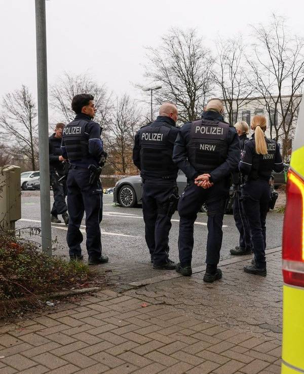 Polizisten und Polizistinnen stehen nach einem Unfall an einem Parkplatz. Beim Abbiegen hatte dort eine Seniorin eine Mutter und deren Kind angefahren. Das Kind wurde schwer verletzt. Die Fahrerin hatte laut Polizei möglicherweise Gas und Bremse verwechselt.