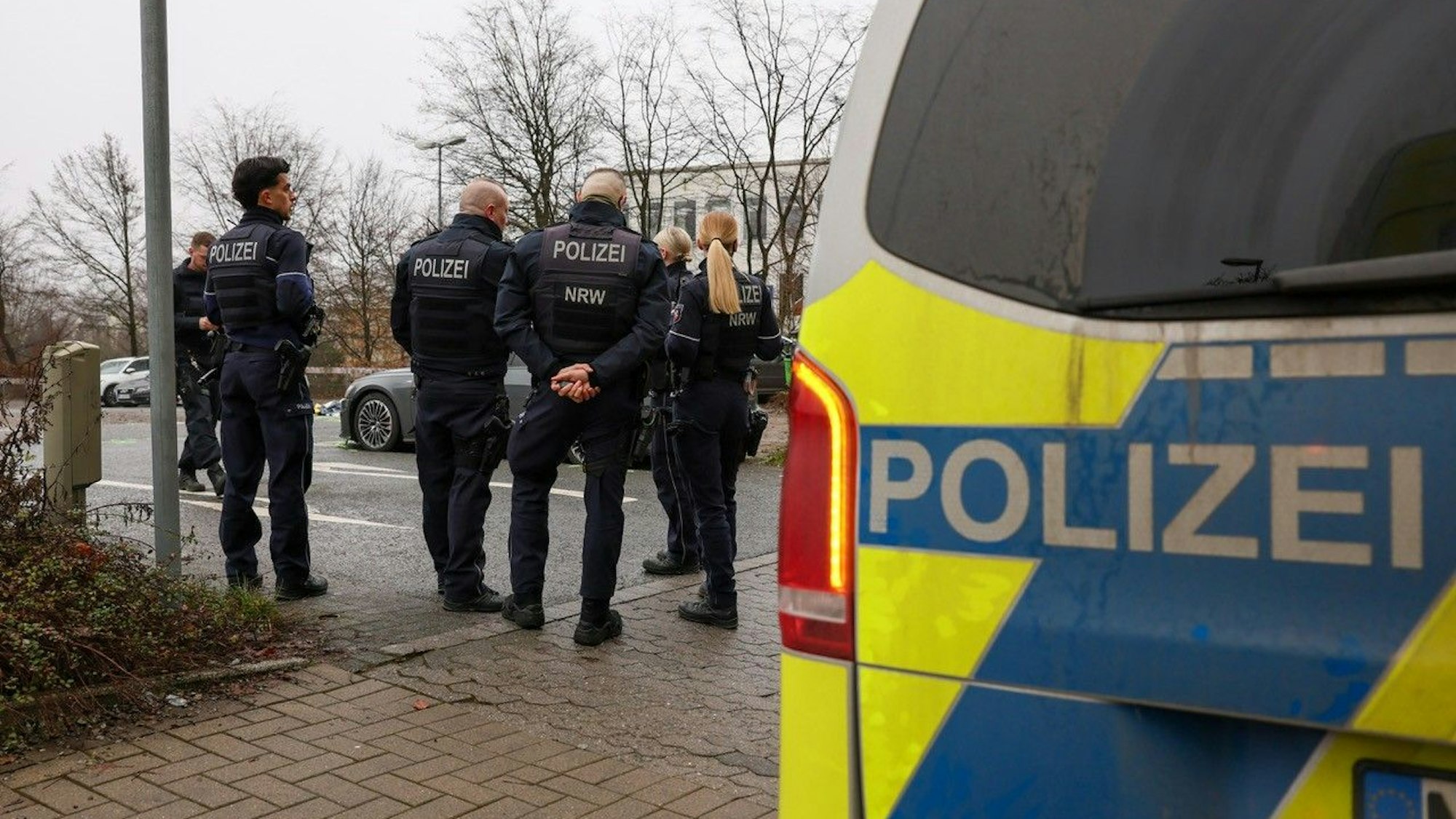 Polizisten und Polizistinnen stehen nach einem Unfall an einem Parkplatz. Beim Abbiegen hatte dort eine Seniorin eine Mutter und deren Kind angefahren. Das Kind wurde schwer verletzt. Die Fahrerin hatte laut Polizei möglicherweise Gas und Bremse verwechselt.
