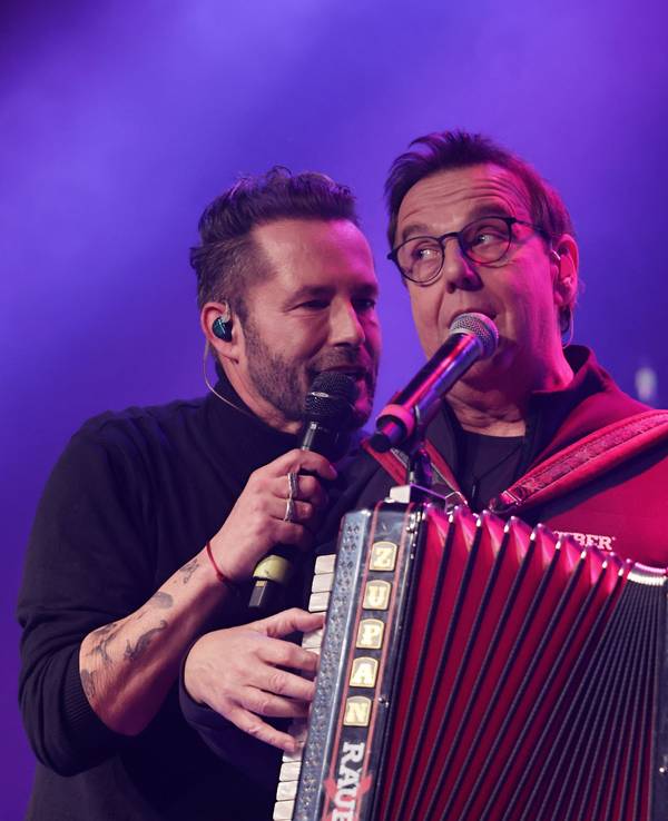 Sven West und Kurt Feller zusammen auf der Bühne.
