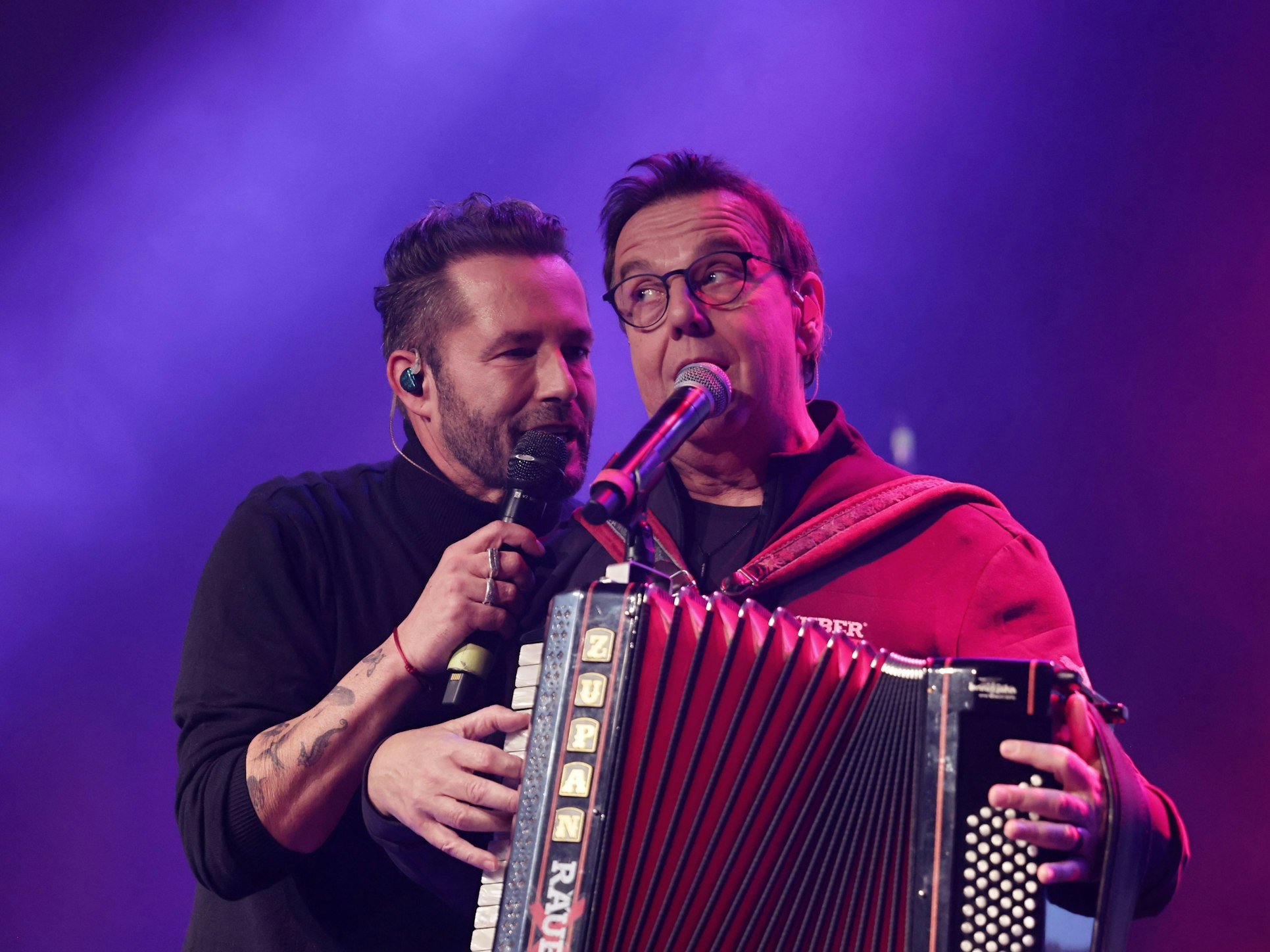 Sven West und Kurt Feller zusammen auf der Bühne.