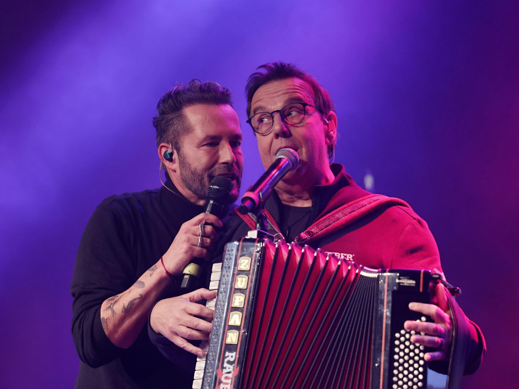 Sven West und Kurt Feller zusammen auf der Bühne.