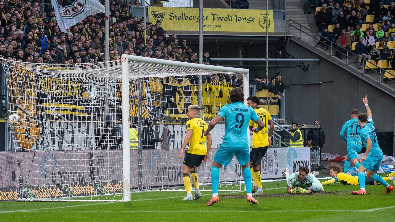 Der Ball zappelt im Netz, Torschütze David Otto dreht jubelnd ab.