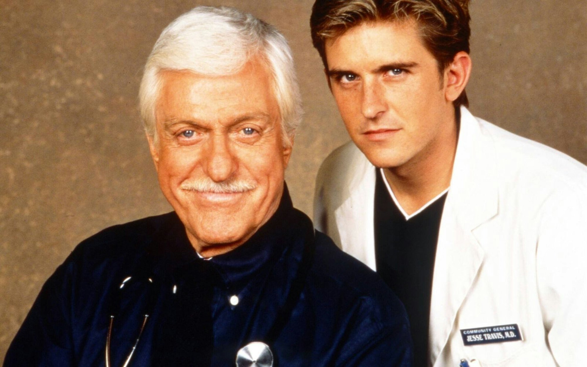 Nach seinen Kinoerfolgen wurde Dick van Dyke (links) zum TV-Star: In der Krimiserie „Diagnose: Mord“ spielte er in den 90er-Jahren an der Seite seines Sohnes Barry van Dyke (Bild). (Bild: IMAGO / Everett Collection)