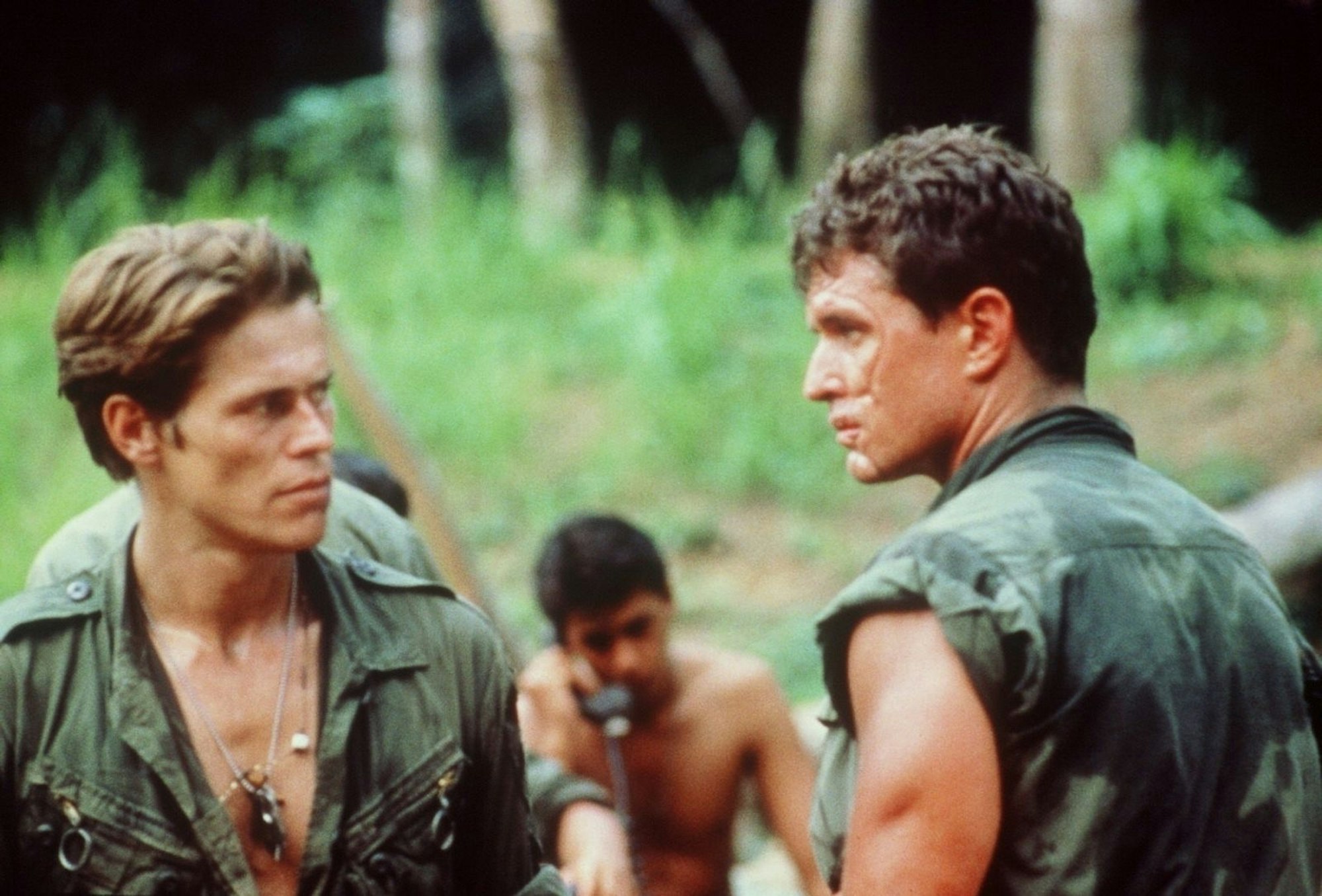 Sie haben einen mörderischen Auftrag und können sich gegenseitig nicht ausstehen: Sergeant Elias (Willem Dafoe, links) und Sergeant Barnes (Tom Berenger). (Bild: ARD Degeto/Hemdale Film)