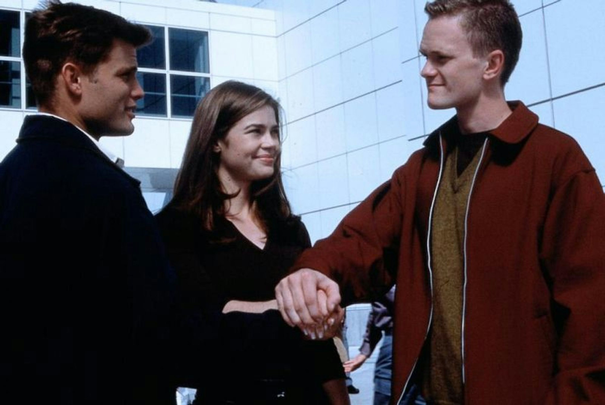 Neil Patrick Harris (rechts) spielt in „Starship Troopers“ den telepathisch begabten Carl Jenkins, der zur großen Nummer beim Militär wird. (Bild: Touchstone)