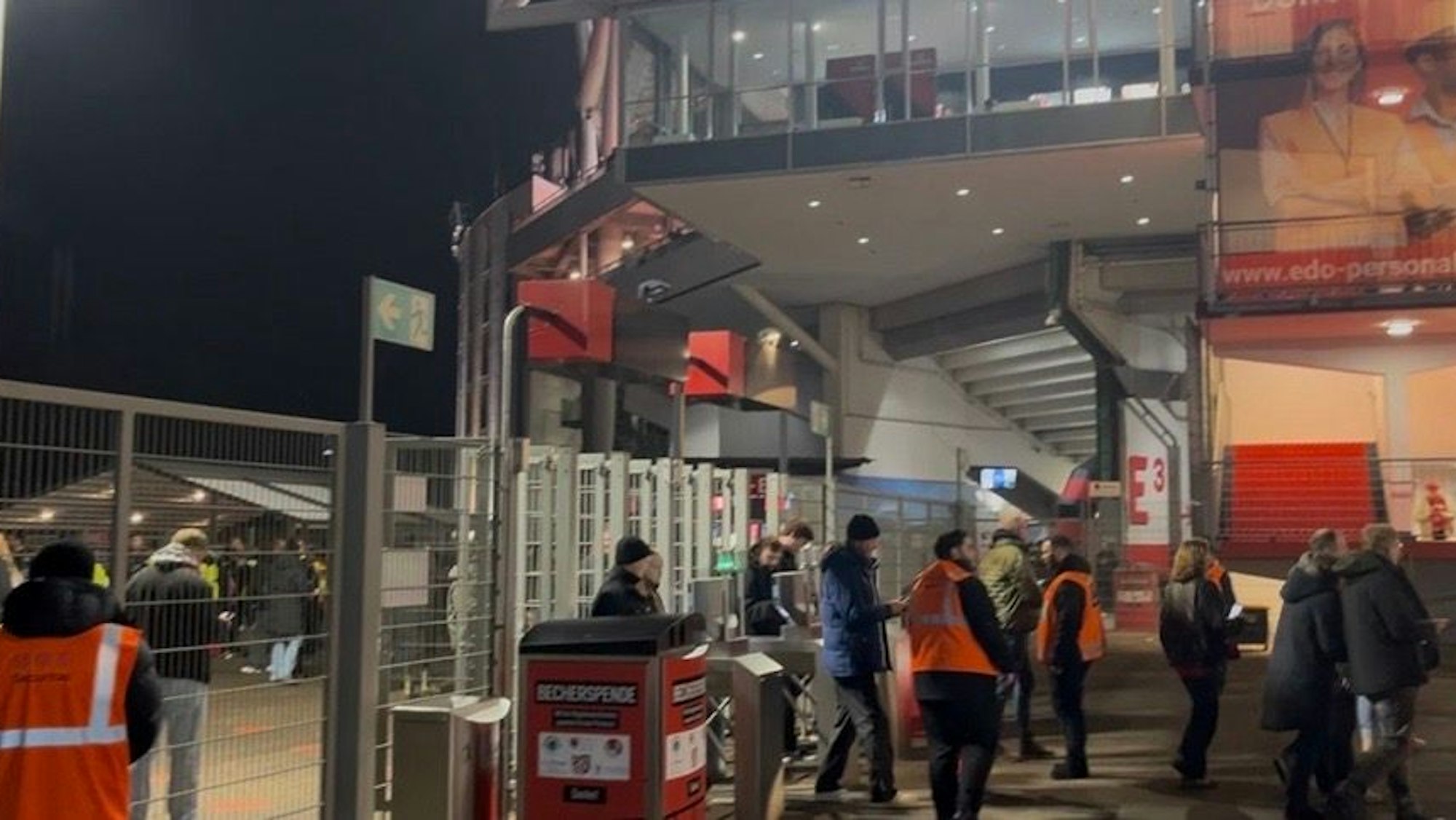 Der Einlass an der BayArena.