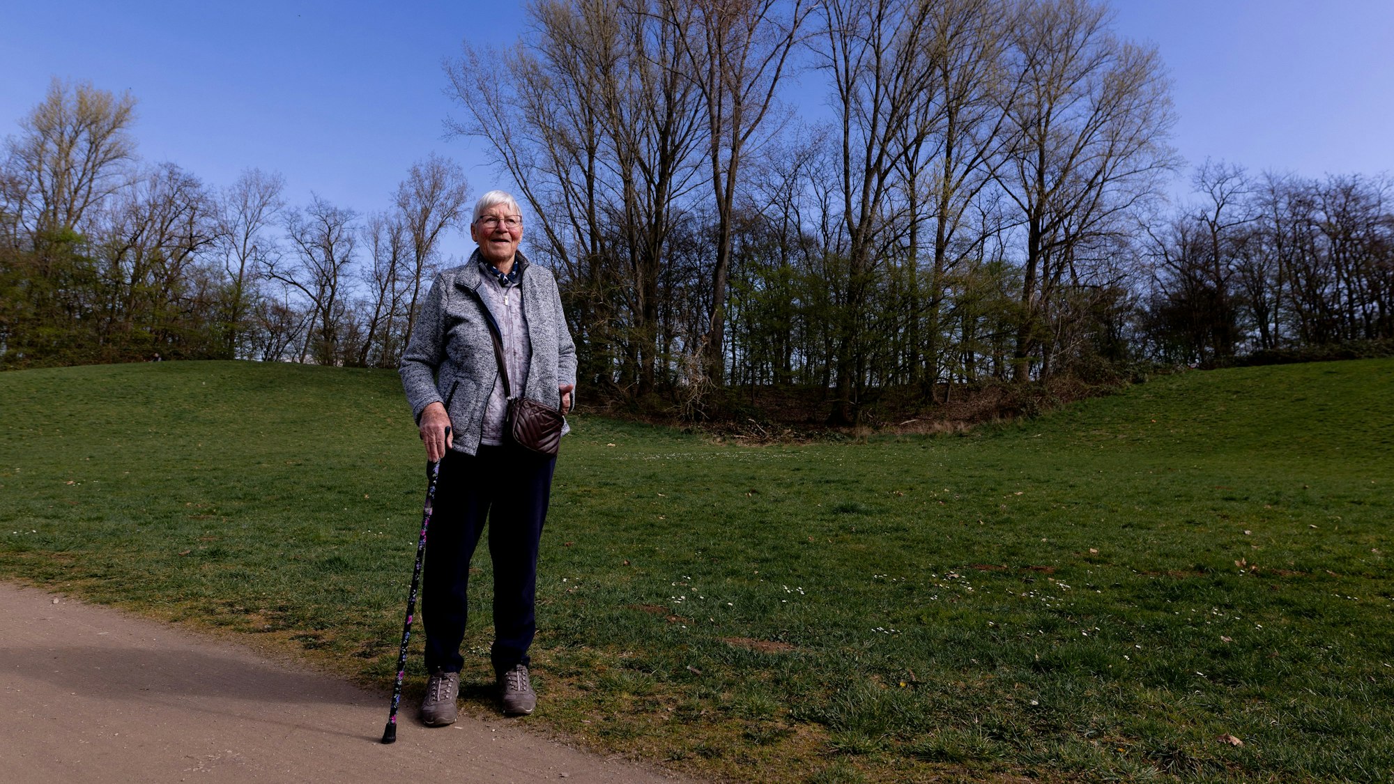 Zeitzeugin Erika Scheider im Vogelsanger Drei-Hügel-Park