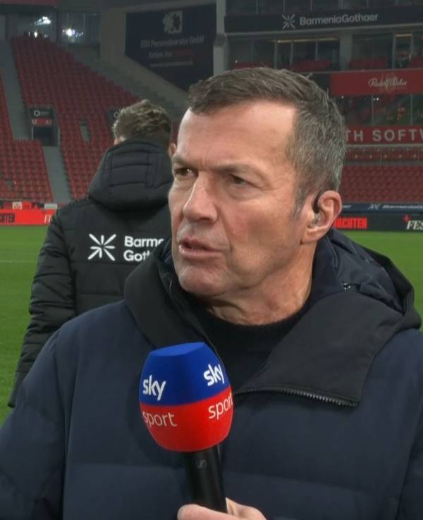 Lothar Matthäus mit dem Sky-Mikrofon in der Hand.