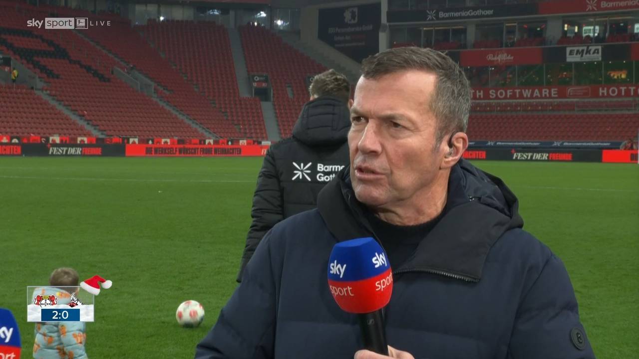 Lothar Matthäus mit dem Sky-Mikrofon in der Hand.