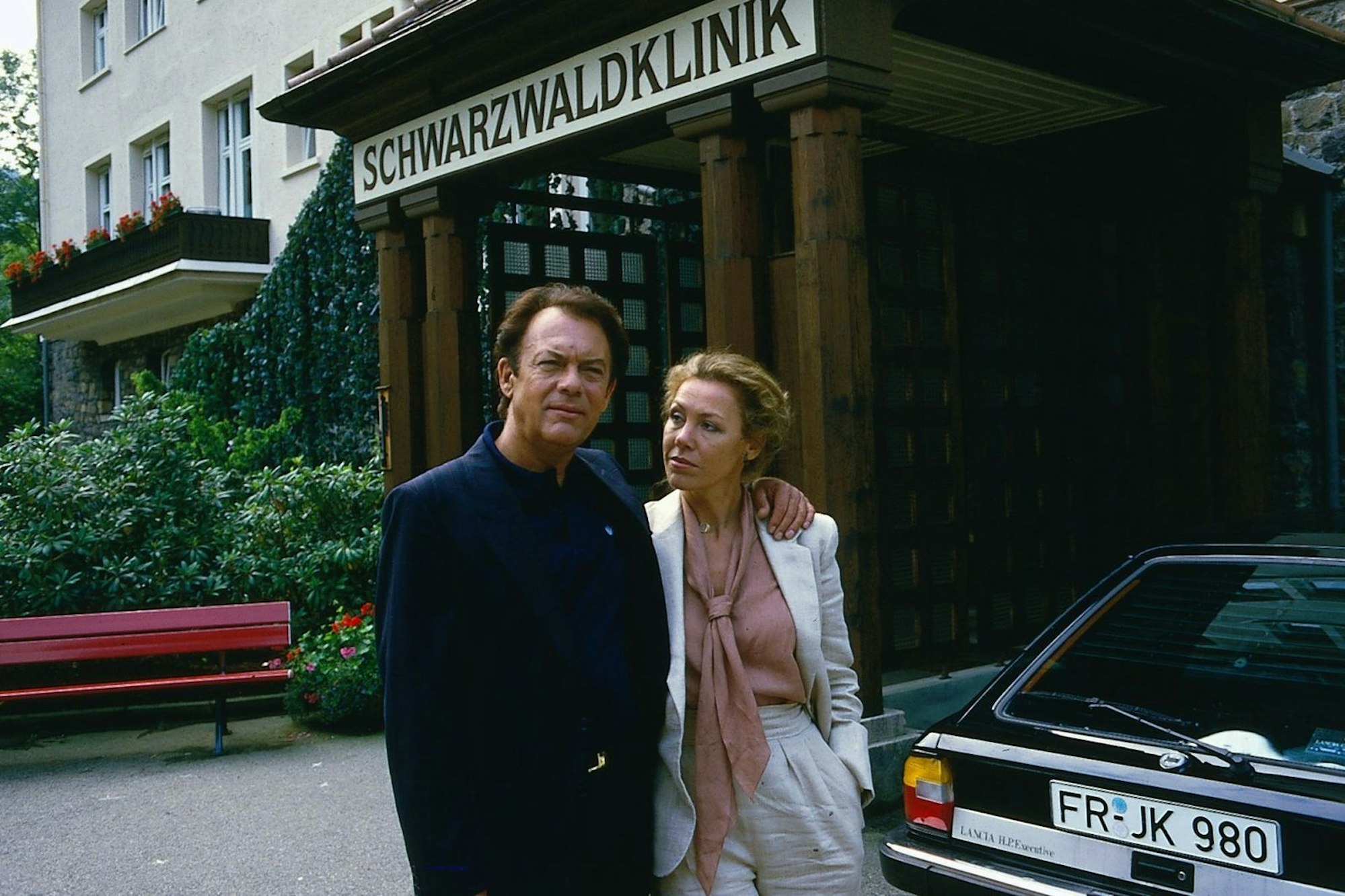 Traumpaar der deutschen Serienlandschaft: Gaby Dohm und Klausjürgen Wussow spielen die Hauptrollen in der „Schwarzwaldklinik“ (abrufbar in der ZDF-Mediathek). (Bild: ZDF / Thomas Waldhelm)
