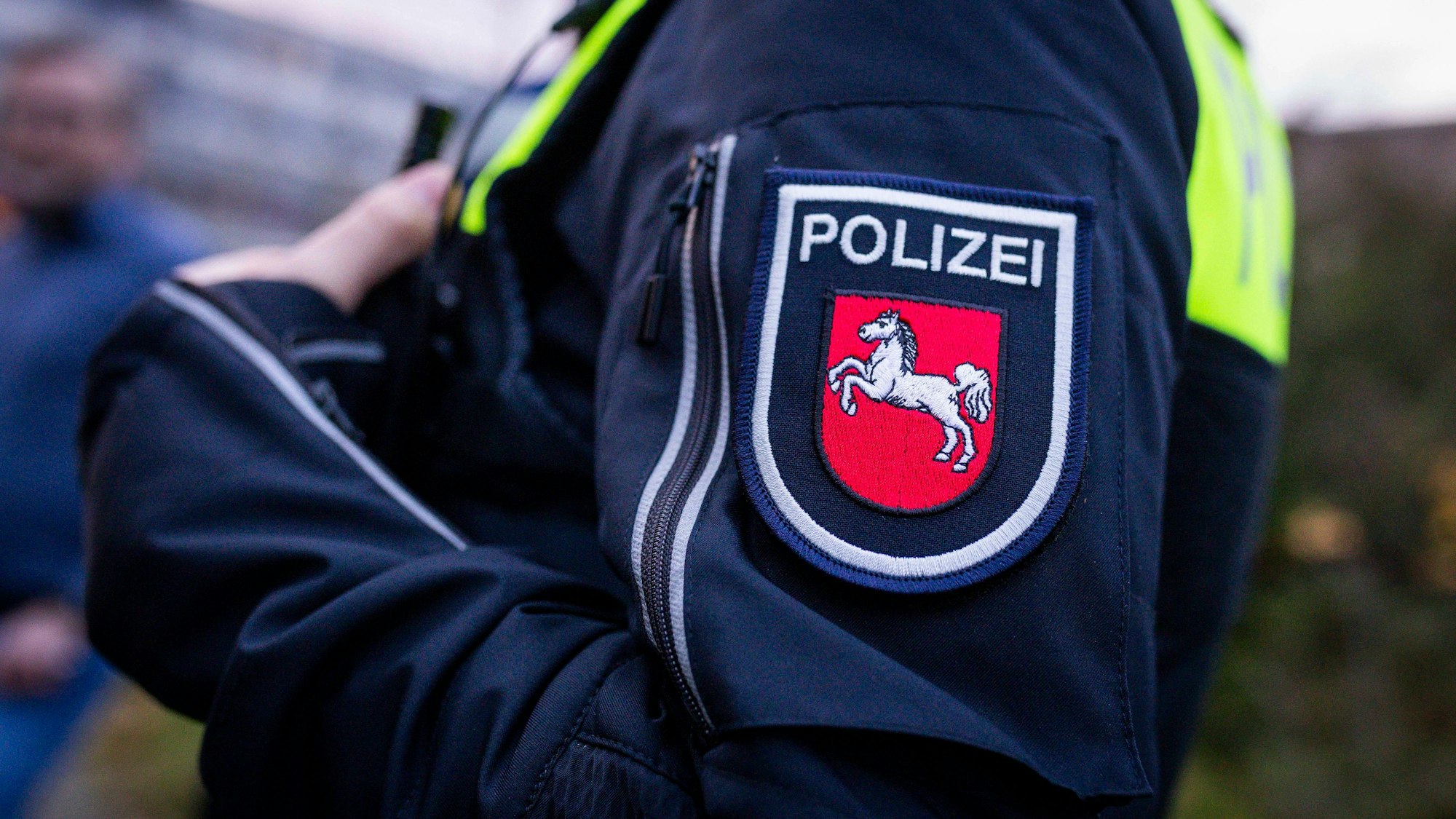 Ärmelpatch der Polizei Niedersachsen am Arm eines Polizisten