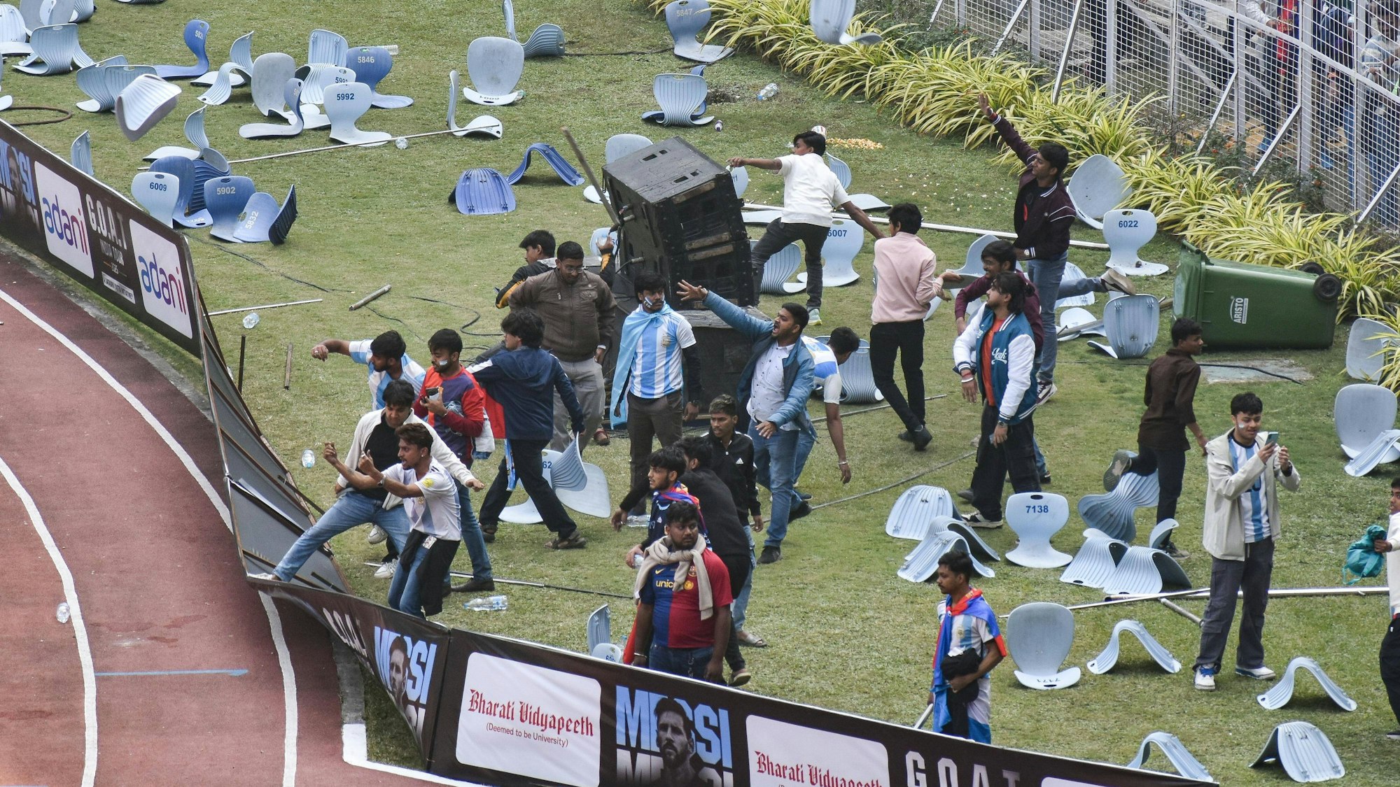 Messi-Fans verursachen Unruhen und werfen Stühle auf Sportfeld