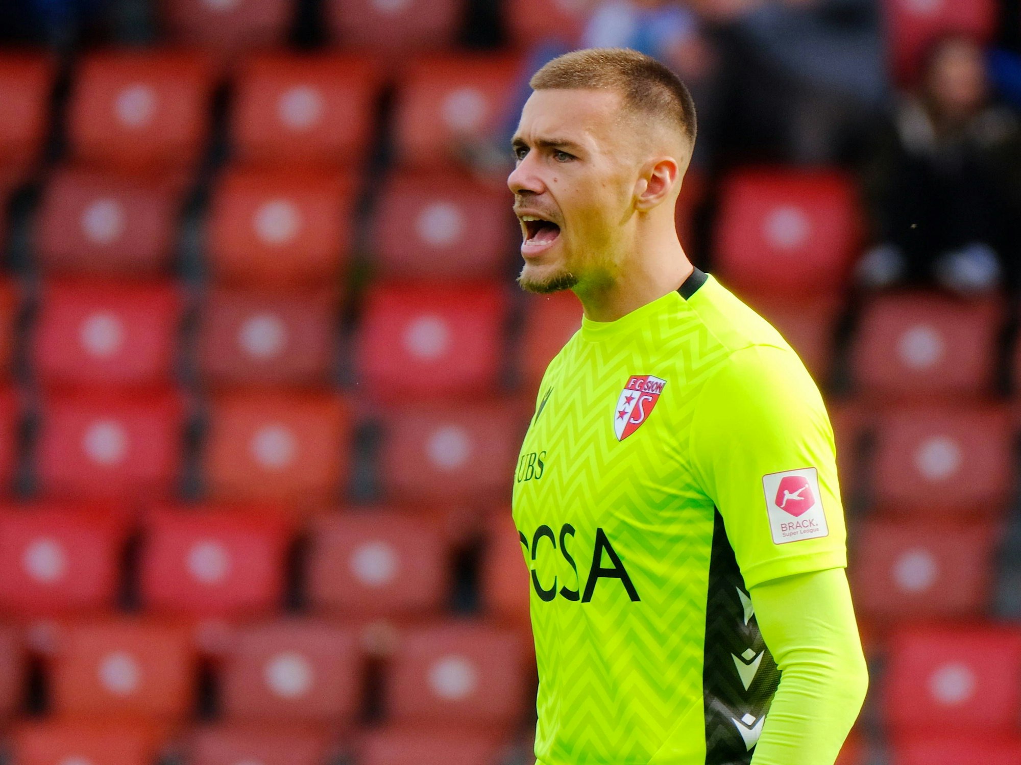 Anthony Racioppi ruft etwas bei einem Spiel.