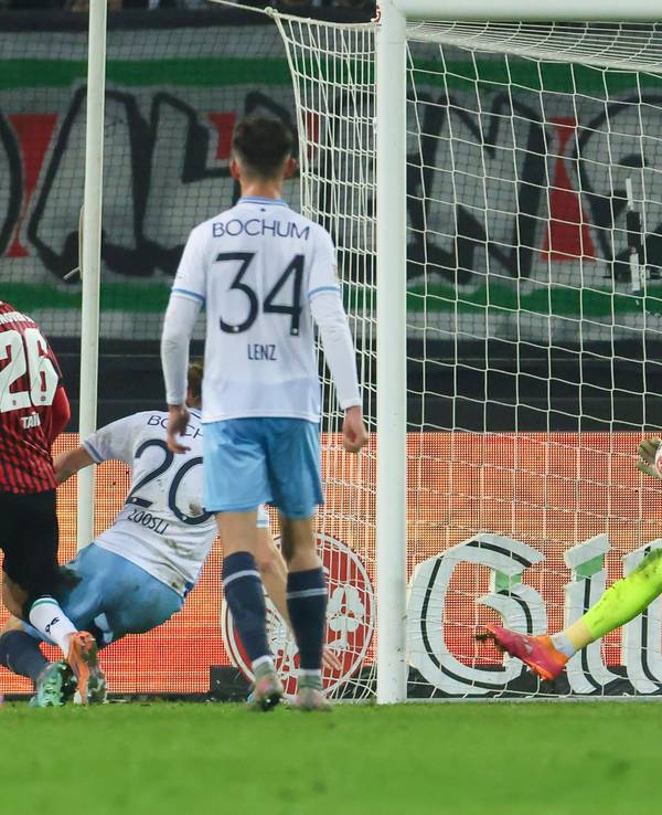 Timo Horn pariert den Schuss von Waniss Taibi.