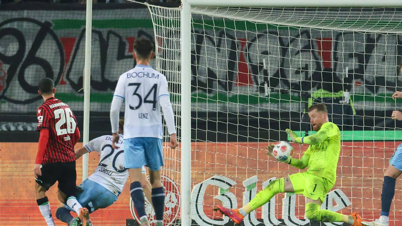 Timo Horn pariert den Schuss von Waniss Taibi.