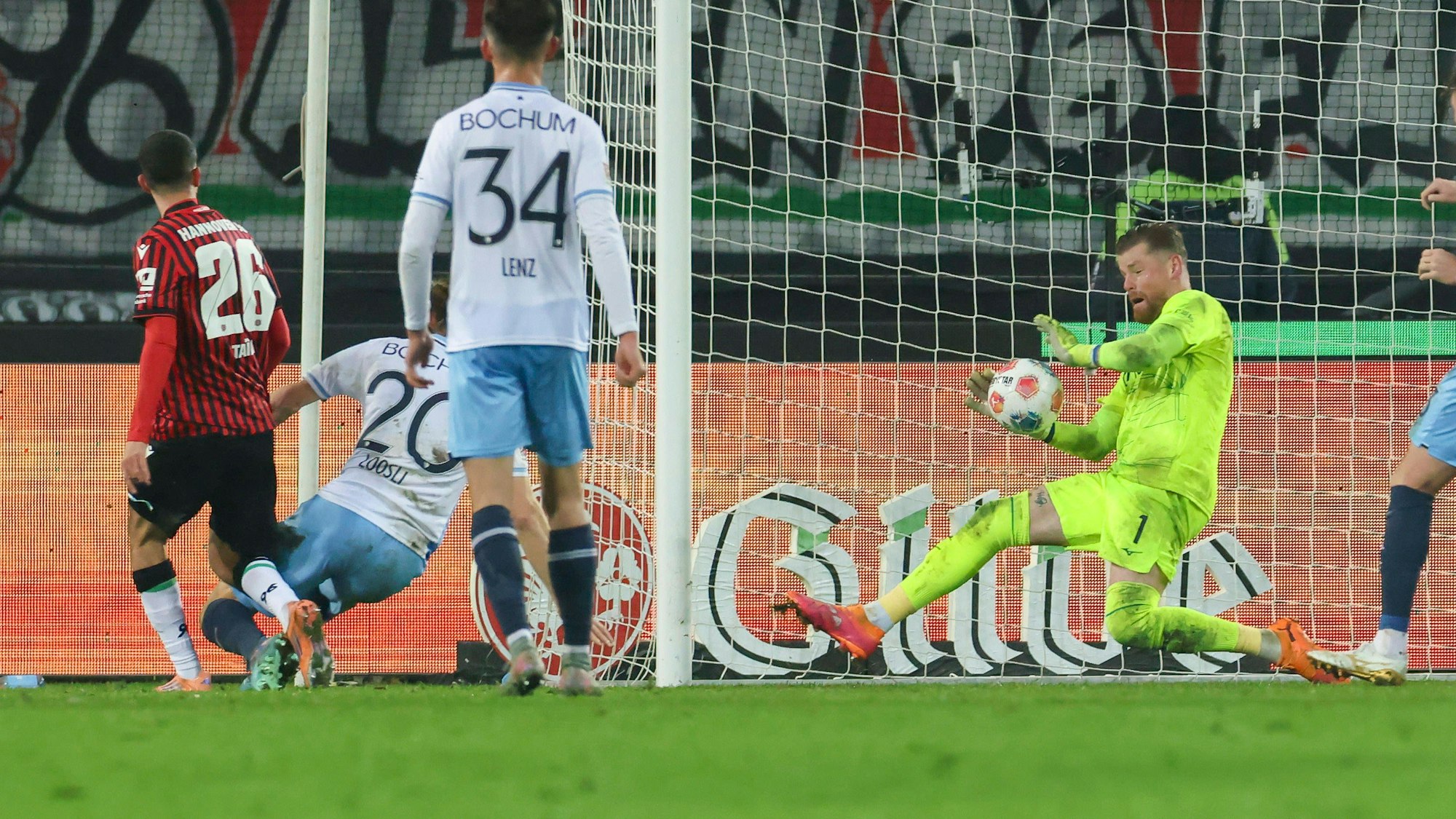 Timo Horn pariert den Schuss von Waniss Taibi.