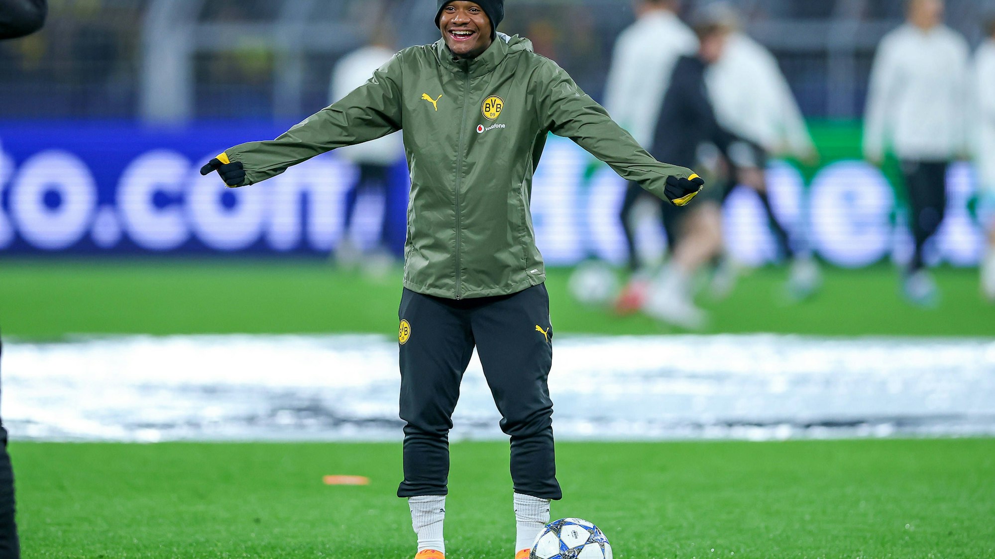Julien Duranville lächelt beim Training auf dem Fußballplatz