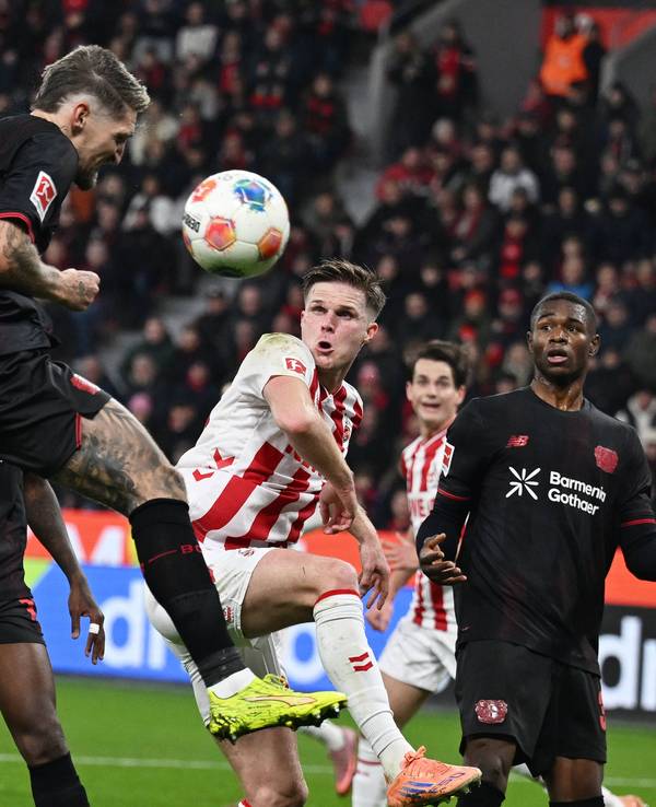 Robert Andrich (Bayer 04) beim Kopfball gegen Marius Bülter (1. FC Köln).