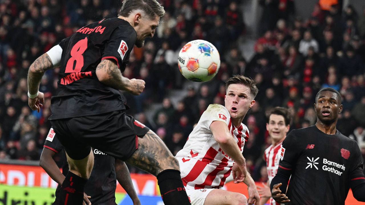 Robert Andrich (Bayer 04) beim Kopfball gegen Marius Bülter (1. FC Köln).