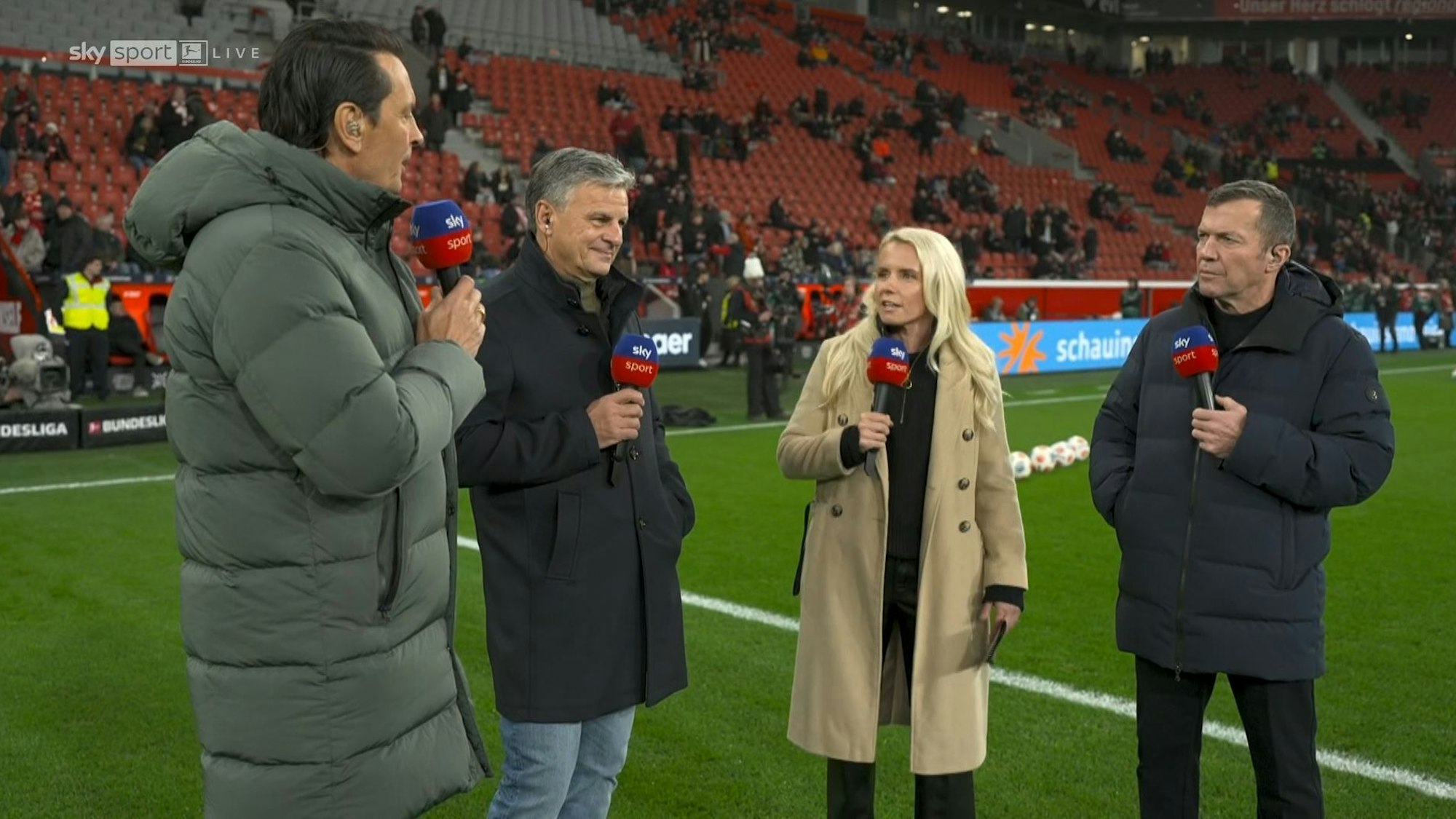 Falko Götz (2.v.l.) bei Sky im TV-Interview.