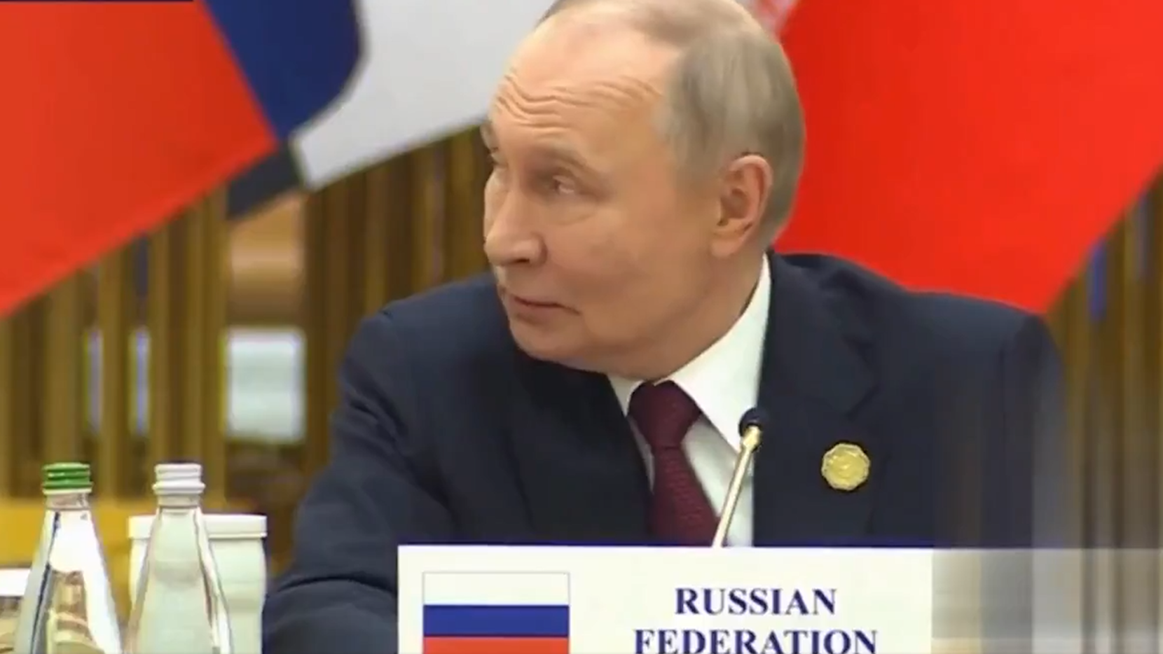 Putin will bei einem Gipfel in Turkmenistan zu Staats- und Regierungschefs sprechen. Doch das Mikrofon bleibt stumm.