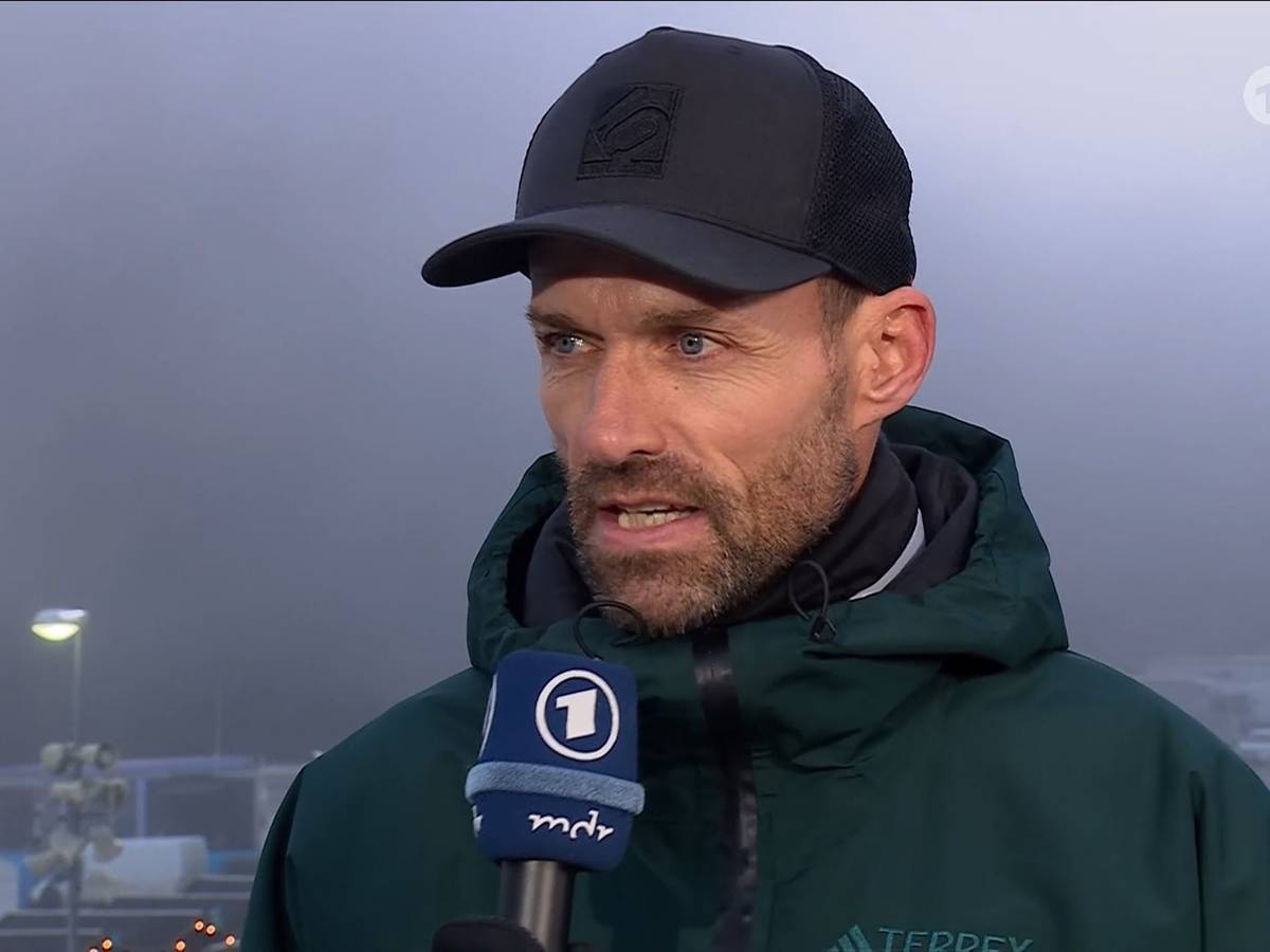 Sven Hannawald spricht in ein ARD-Mikrofon.