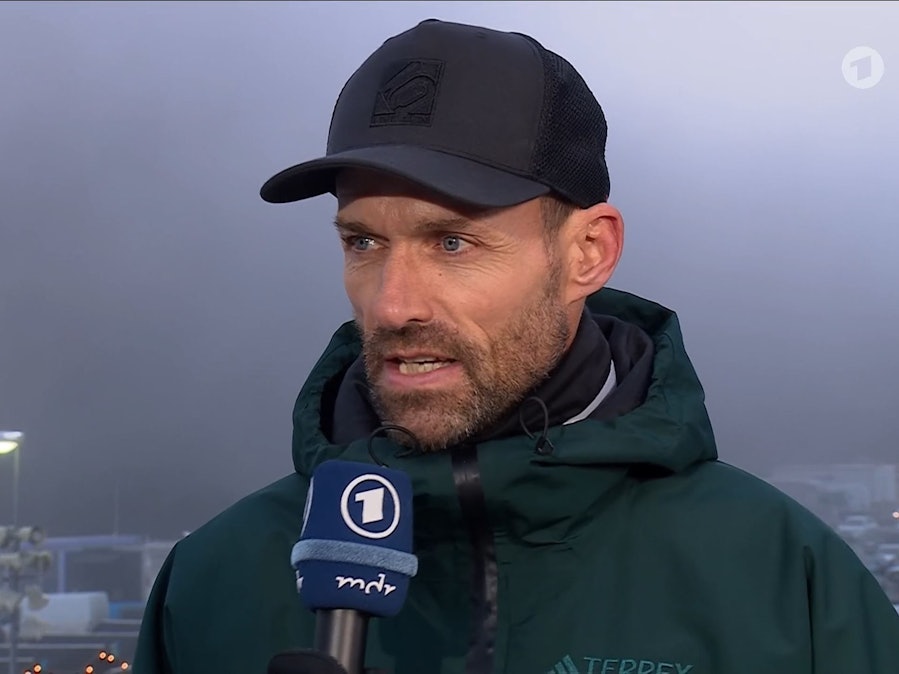 Sven Hannawald spricht in ein ARD-Mikrofon.