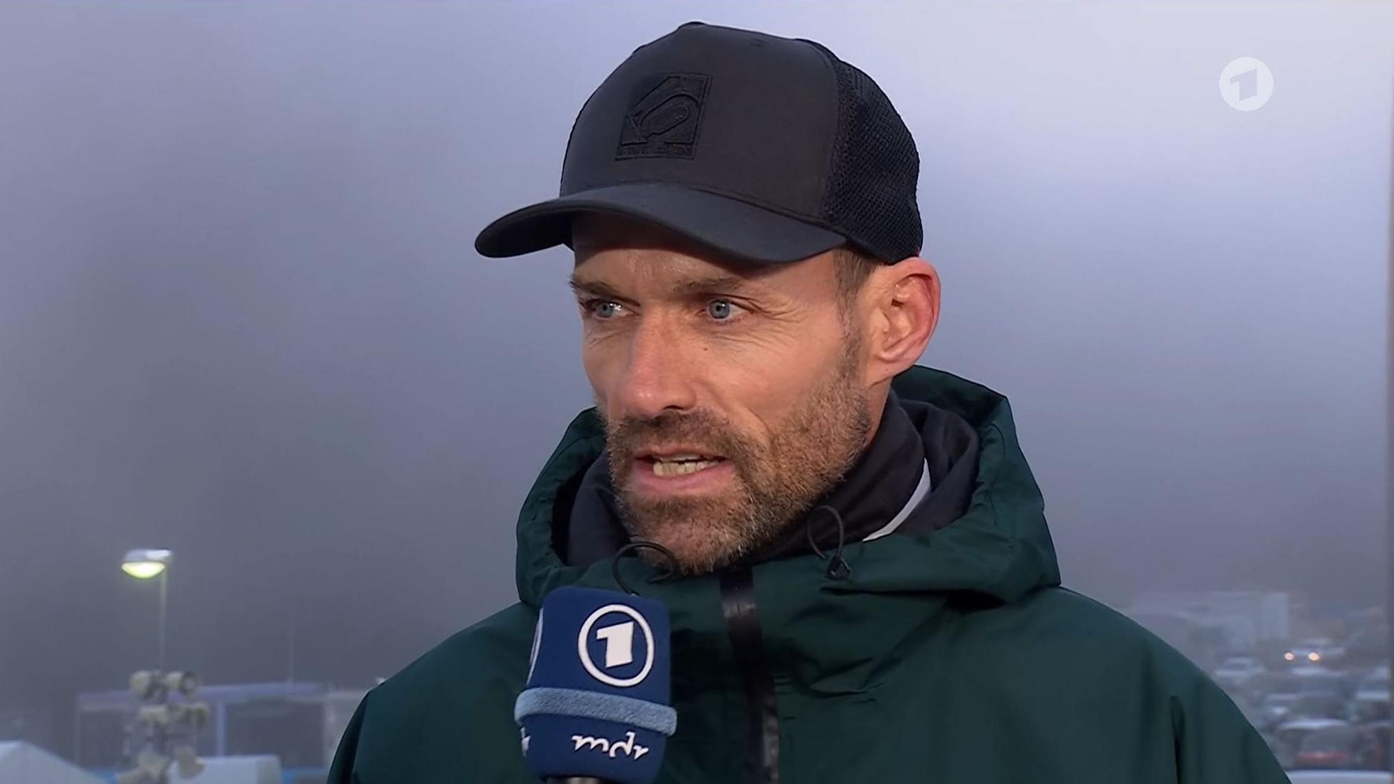Sven Hannawald spricht in ein ARD-Mikrofon.