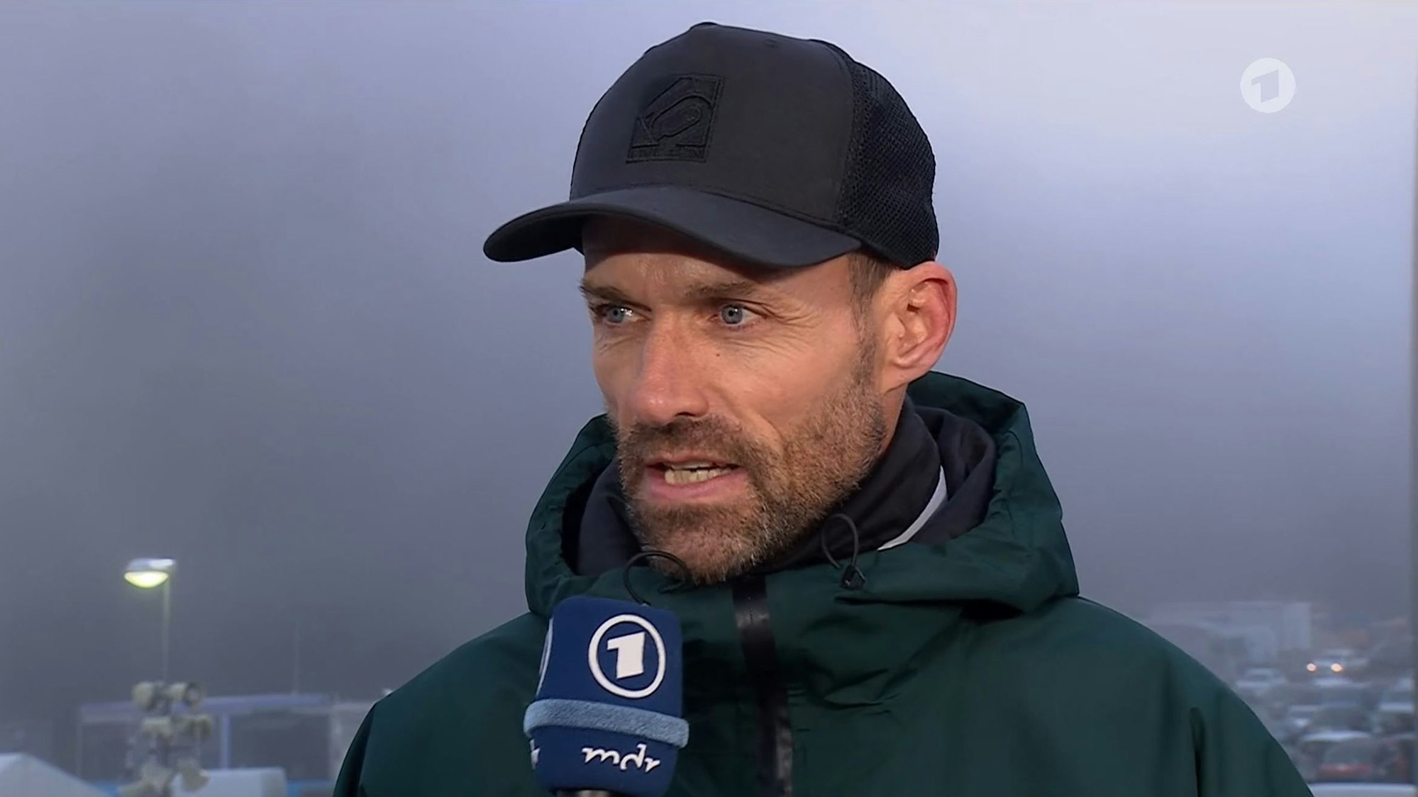 Sven Hannawald spricht in ein ARD-Mikrofon.