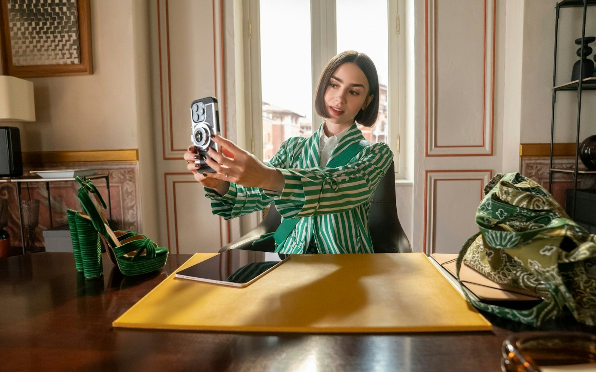 Für den Job ist Emily (Lily Collins) von Amerika nach Frankreich gezogen. Nun geht es weiter nach Italien. (Bild: Netflix / Caroline Dubois)