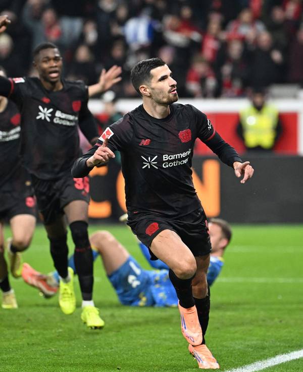 Martin Terrier jubelt über ein Tor für Bayer Leverkusen.