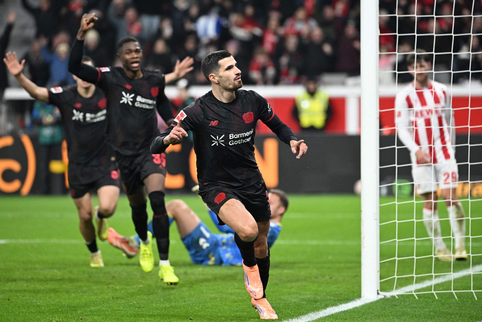 Martin Terrier jubelt über ein Tor für Bayer Leverkusen.