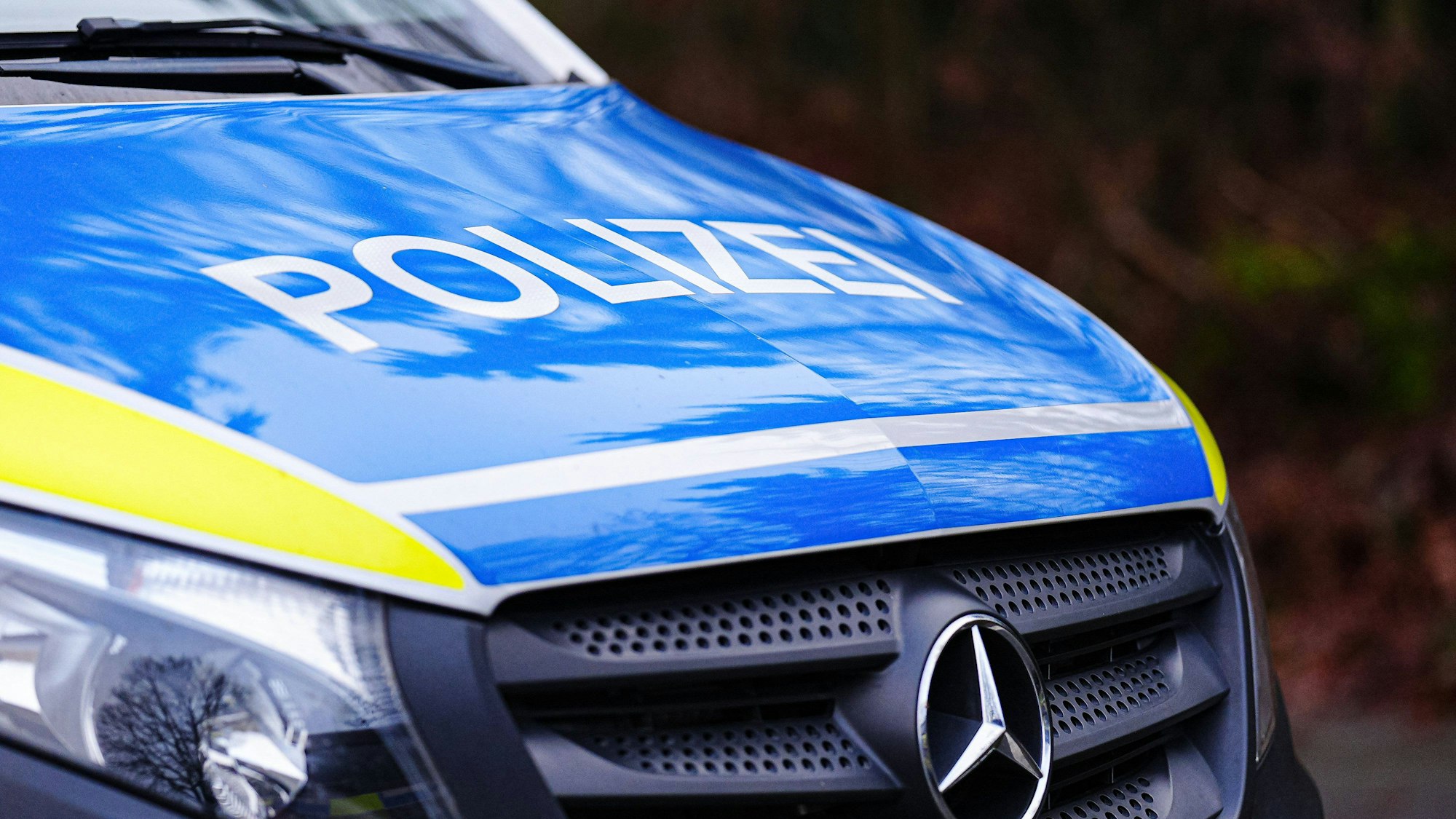 Aufschrift Polizei auf Polizeiauto