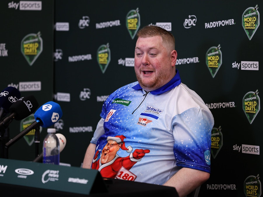 Ricky Evans beantwortet Fragen des Medien