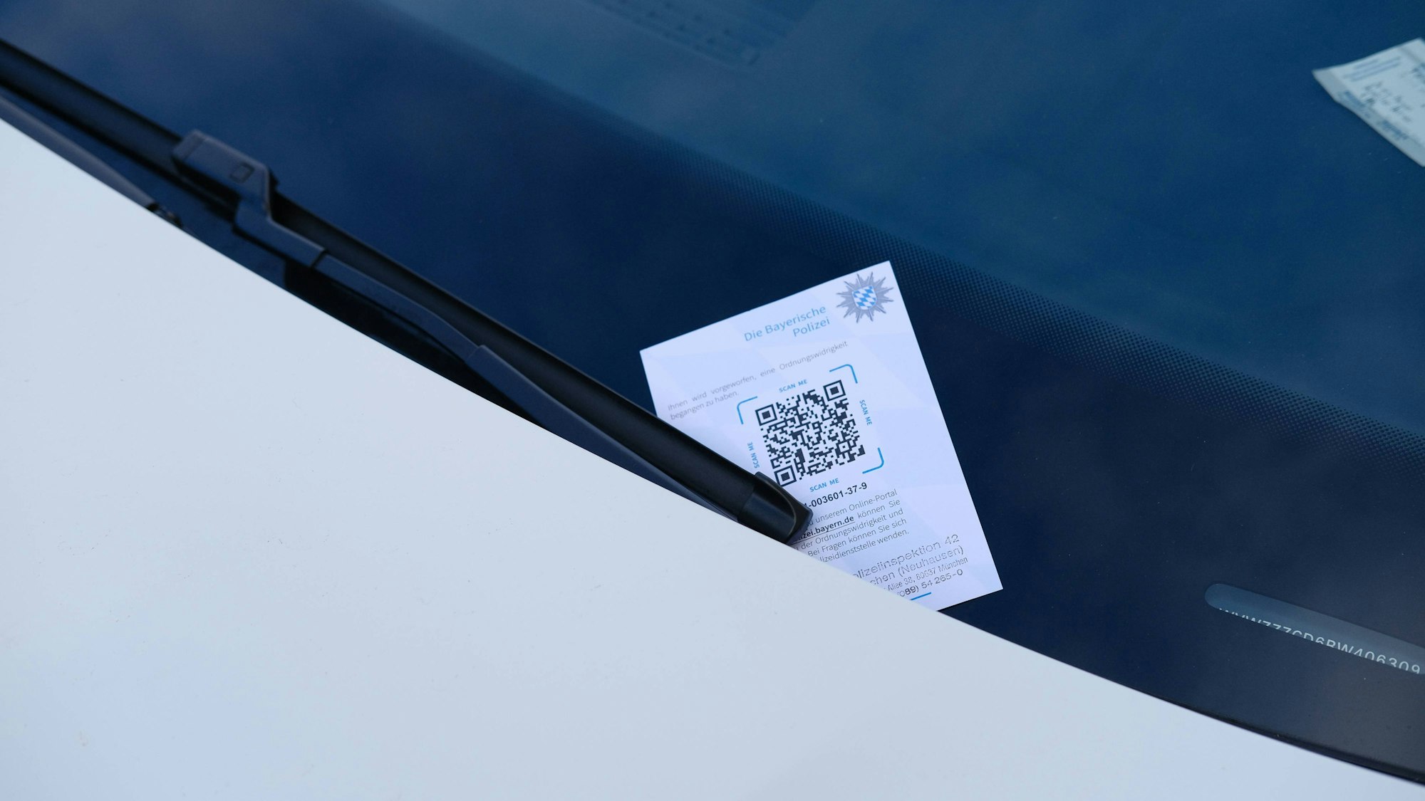 Strafzettel unter Scheibenwischer auf Windschutzscheibe