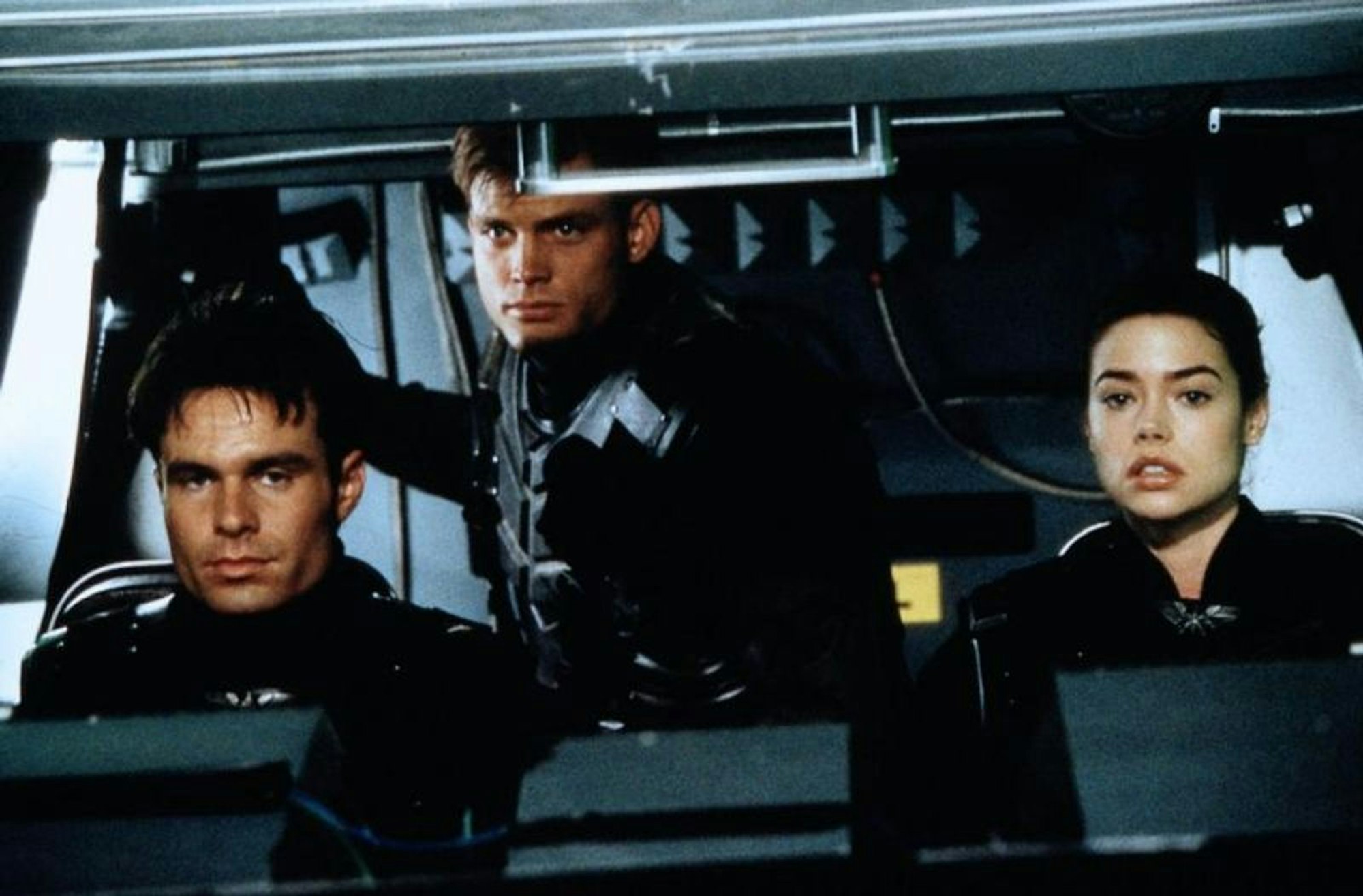 Auf den „Starship Troopers“-Nebenbuhler Zander Barcalow (links, Patrick Muldoon) ist Johnny Rico (Mitte) nicht gut zu sprechen. (Bild: Touchstone)