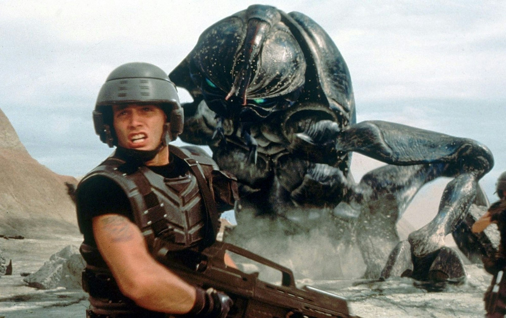 Mit „Starship Troopers“ inszenierte Paul Verhoeven 1997 auf Grundlage von Robert A. Heinleins gleichnamigem Roman ein Sci-Fi-Spektakel, das bis heute Kultstatus genießt - und nicht nur wegen seiner Brutalität umstritten ist. Wir zeigen, was die Darsteller und Darstellerinnen des Kultfilms heute machen. (Bild: TriStar Pictures)