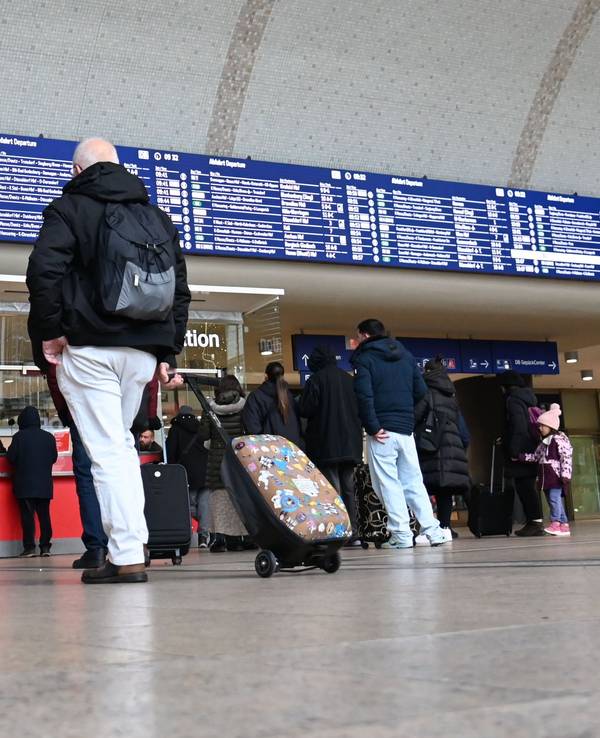 Blick in den Kölner Hauptbahnhof: Vor allem in den Abendstunden will die Bahn zwischen Großstädten mehr Züge einsetzen (Archivbild).