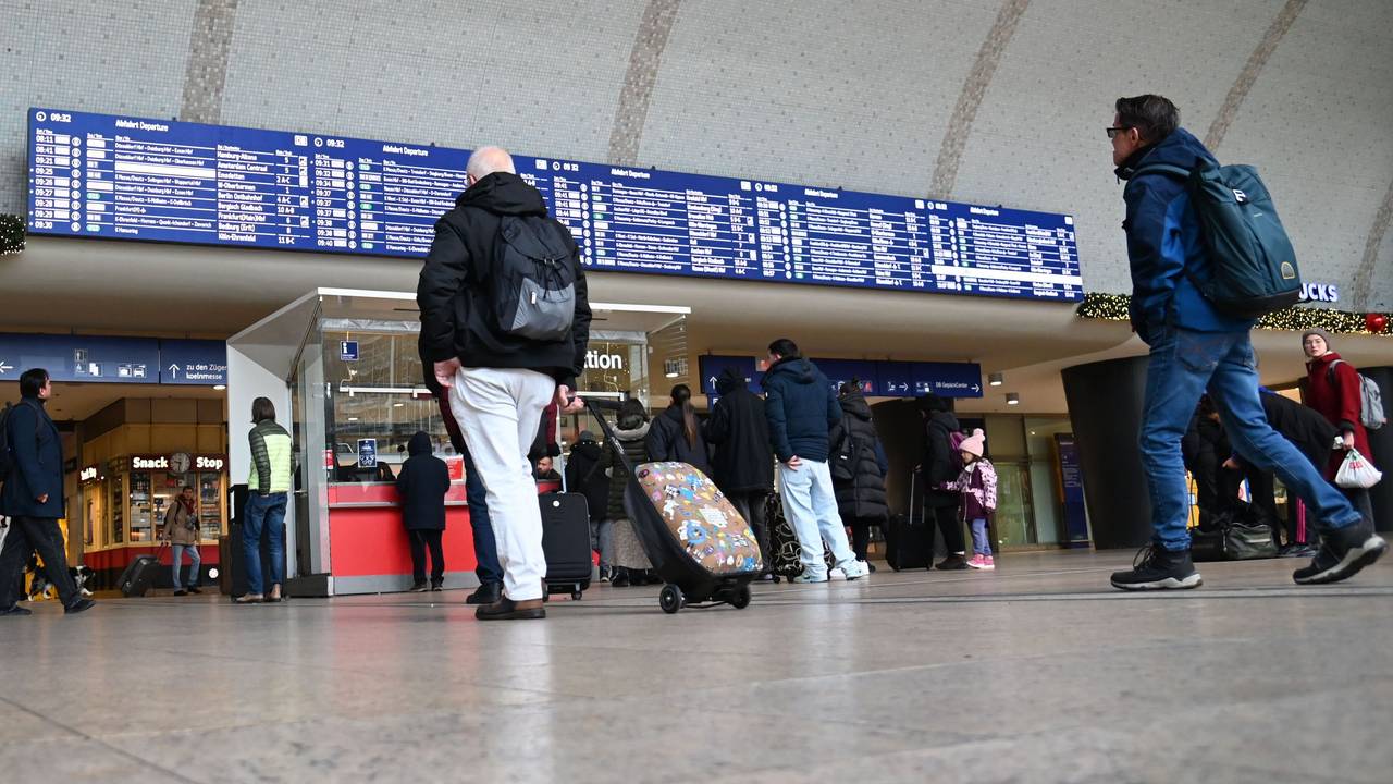 Blick in den Kölner Hauptbahnhof: Vor allem in den Abendstunden will die Bahn zwischen Großstädten mehr Züge einsetzen (Archivbild).