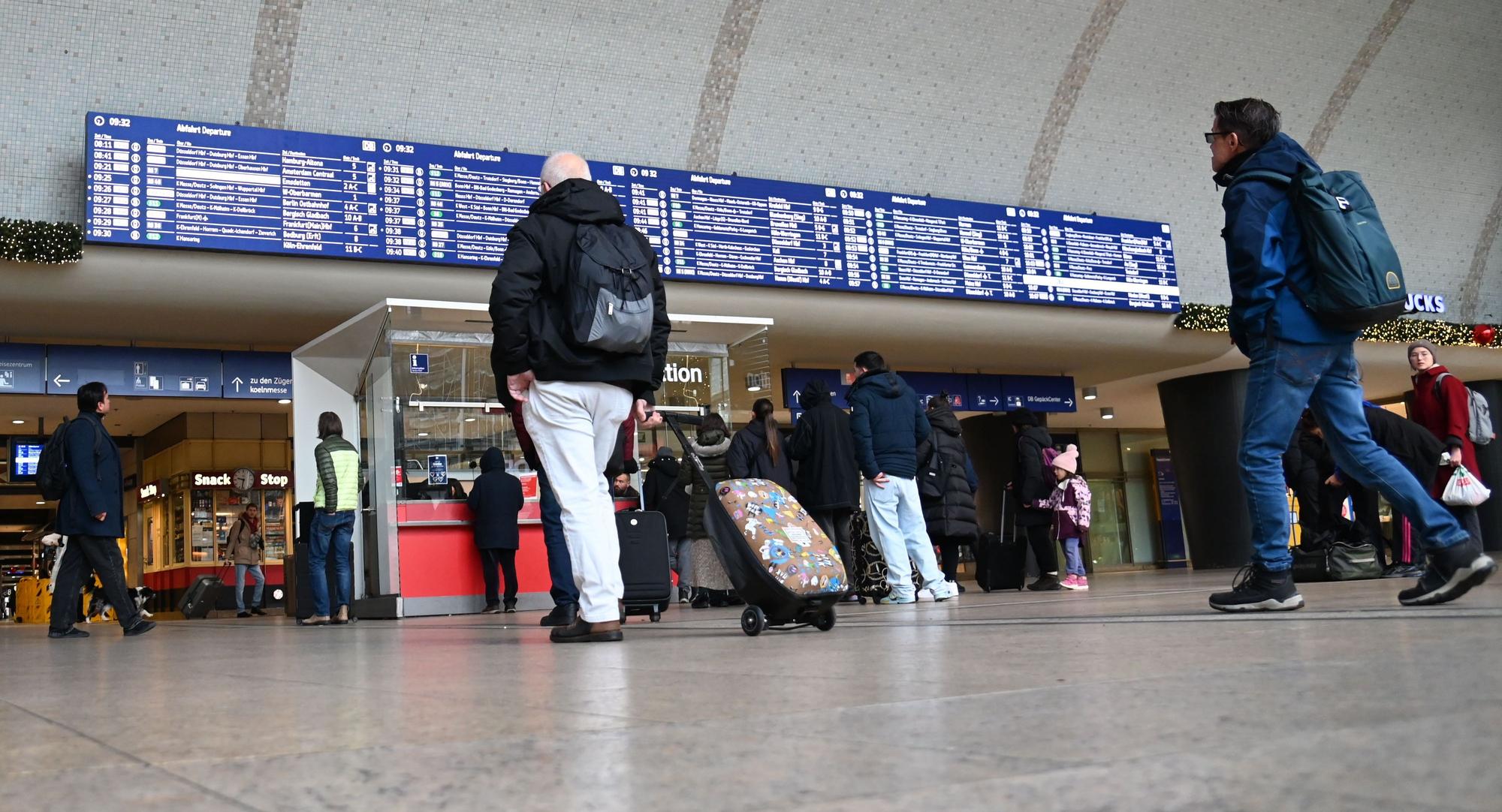 Blick in den Kölner Hauptbahnhof: Vor allem in den Abendstunden will die Bahn zwischen Großstädten mehr Züge einsetzen (Archivbild).