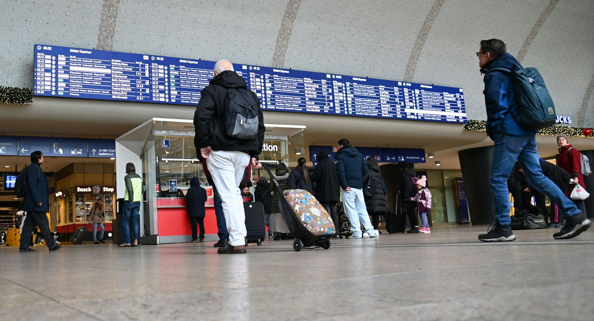 Blick in den Kölner Hauptbahnhof: Vor allem in den Abendstunden will die Bahn zwischen Großstädten mehr Züge einsetzen (Archivbild).